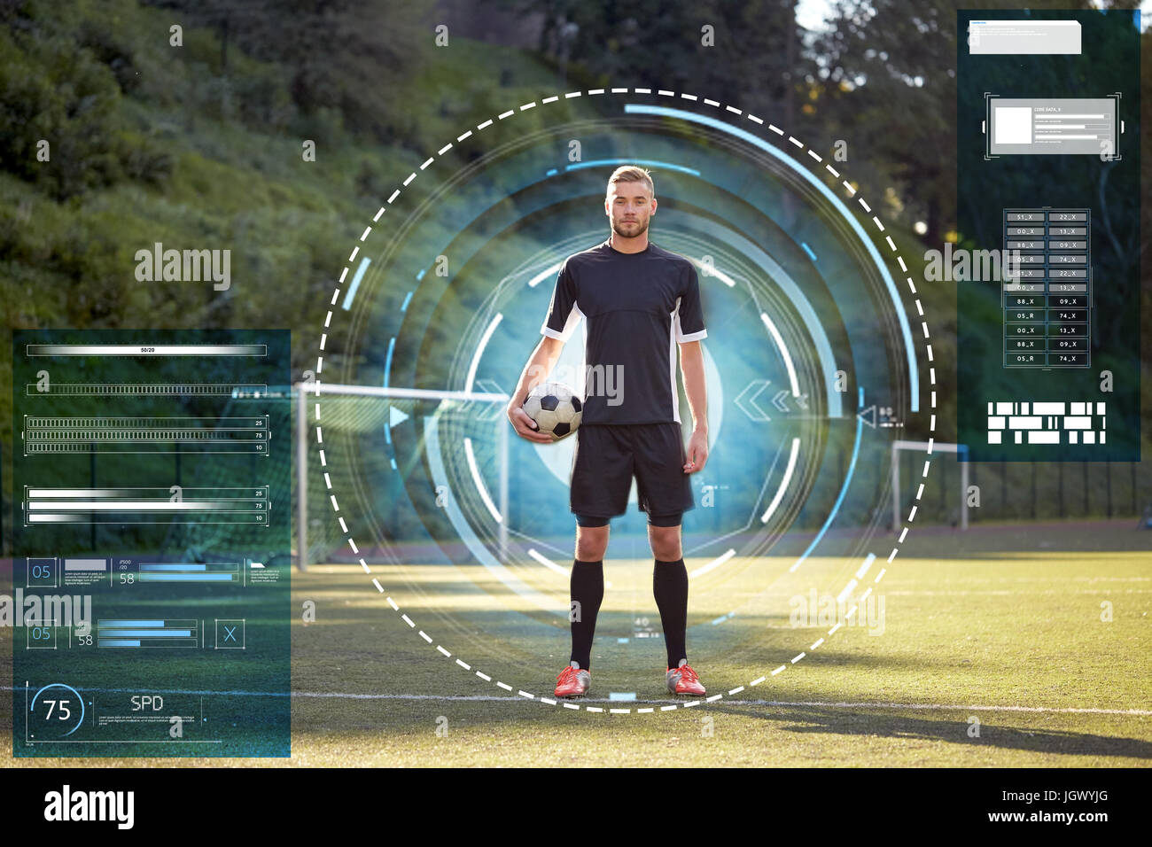 Fußballspieler mit Ball auf Fußballplatz Stockfoto