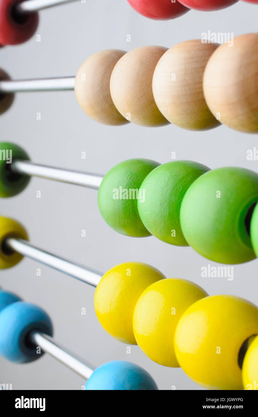 Nahaufnahme von Reihen von Abacus Perlen in leuchtenden Farben, abgewinkelt und führenden Weg in soft-Fokus. Stockfoto