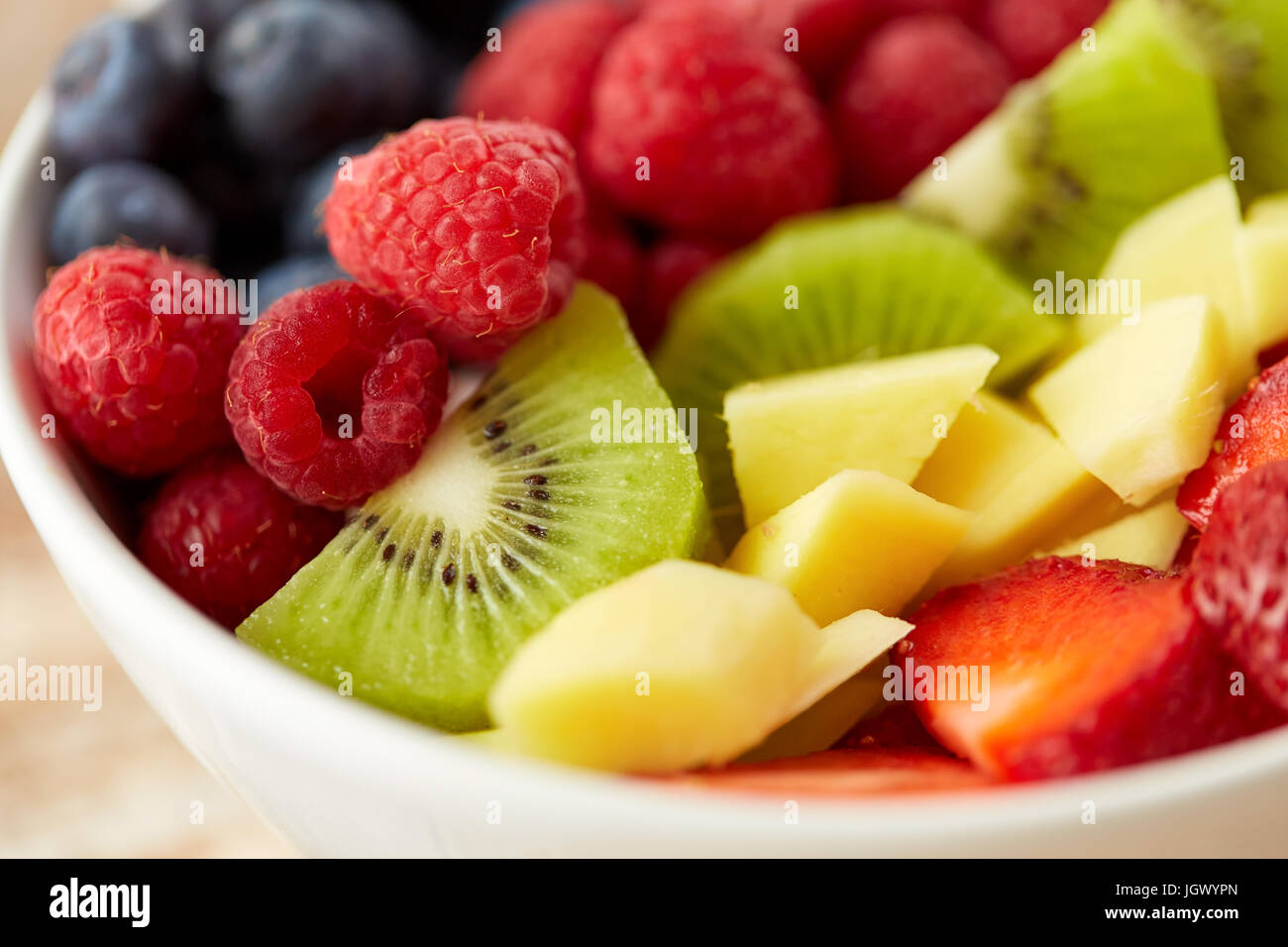Nahaufnahme von Früchten und Beeren in Schüssel Stockfoto