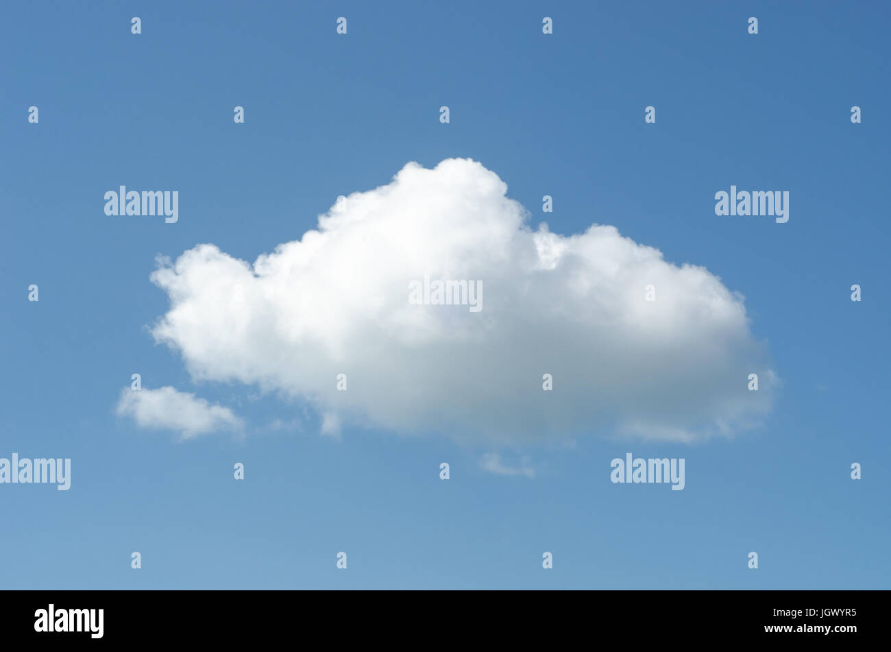 Eine große weiße flauschige Wolke schweben in einem blauen Himmel. Stockfoto