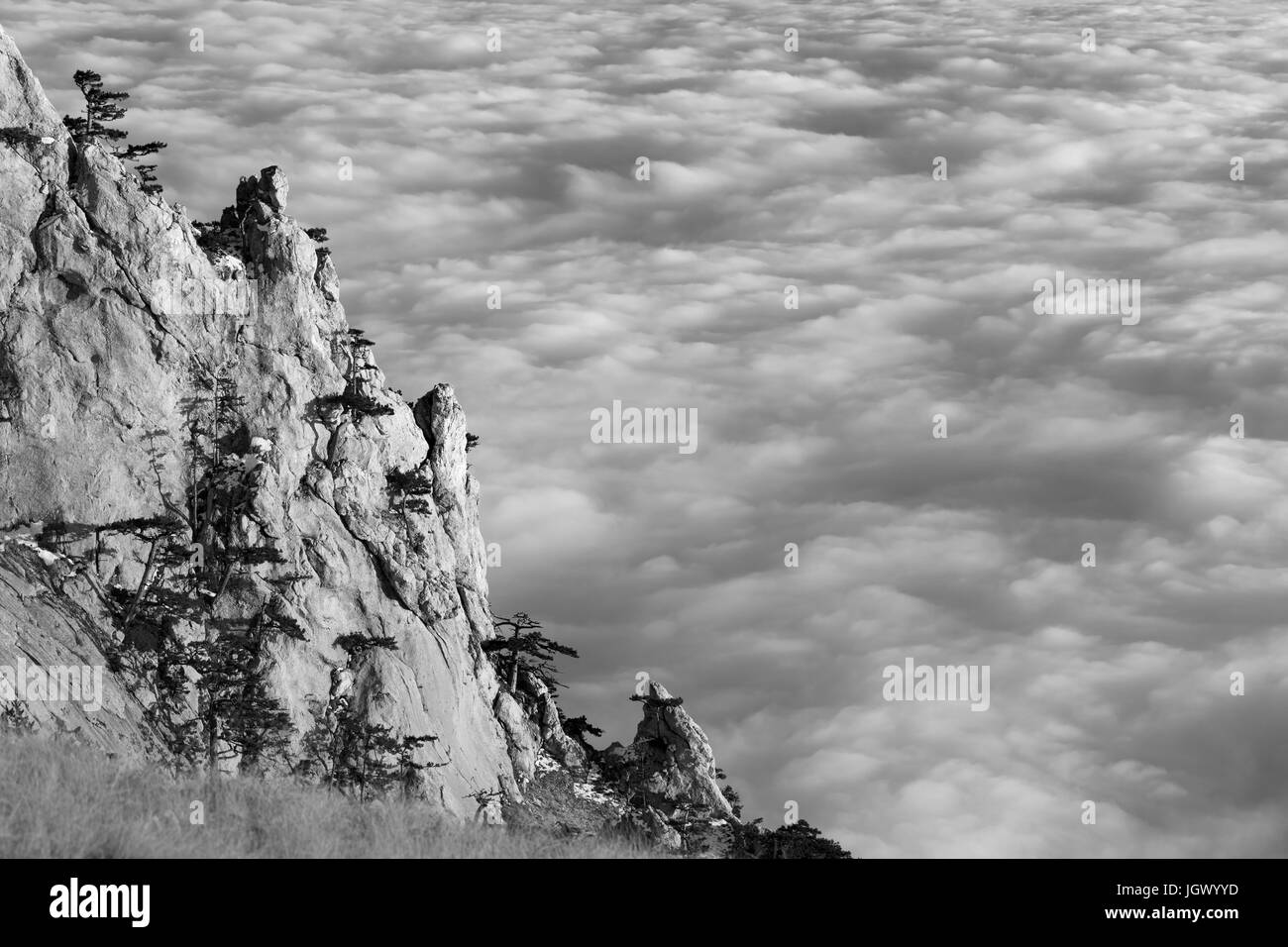 Schwarzweißansicht des sonnigen Klippen und Meer in Wolken. Krimberge. Stockfoto