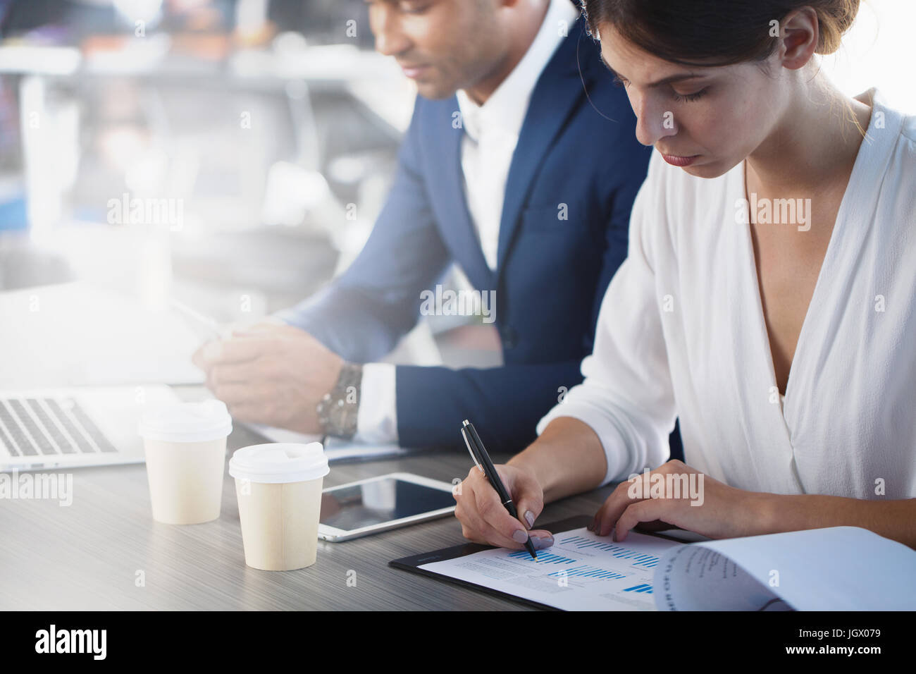 Team von Geschäftsleuten zusammenarbeiten im Amt. Konzept der Teamarbeit und Partnerschaft Stockfoto