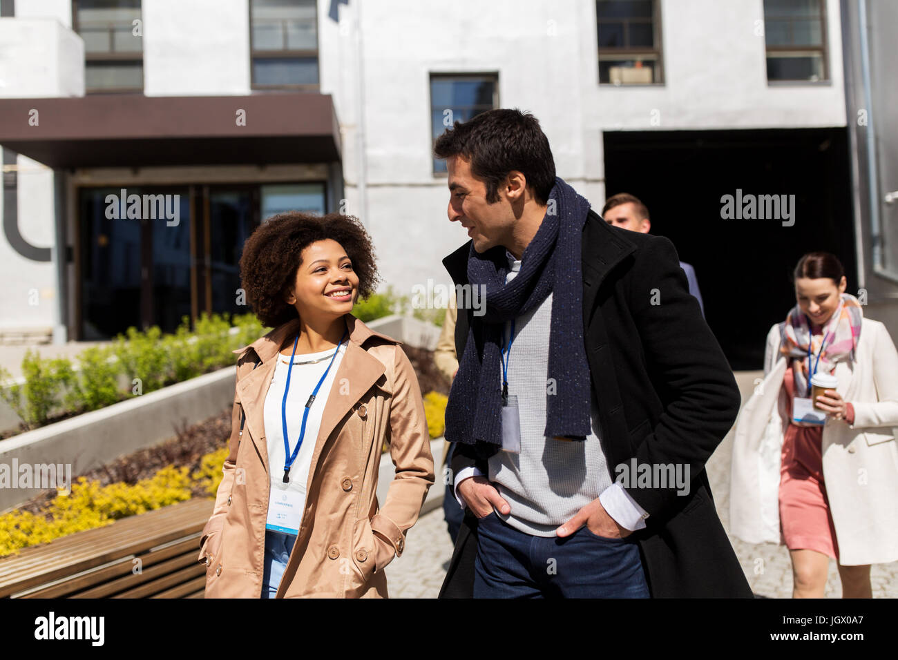 Menschen mit Kaffee und Konferenz Abzeichen in Stadt Stockfoto