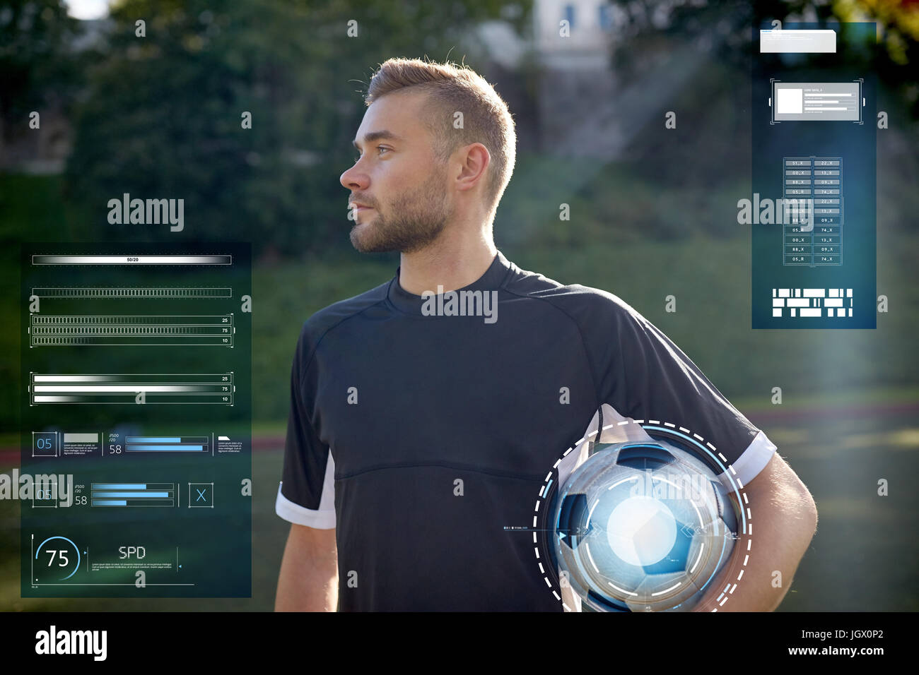 Fußballspieler mit Ball auf Fußballplatz Stockfoto