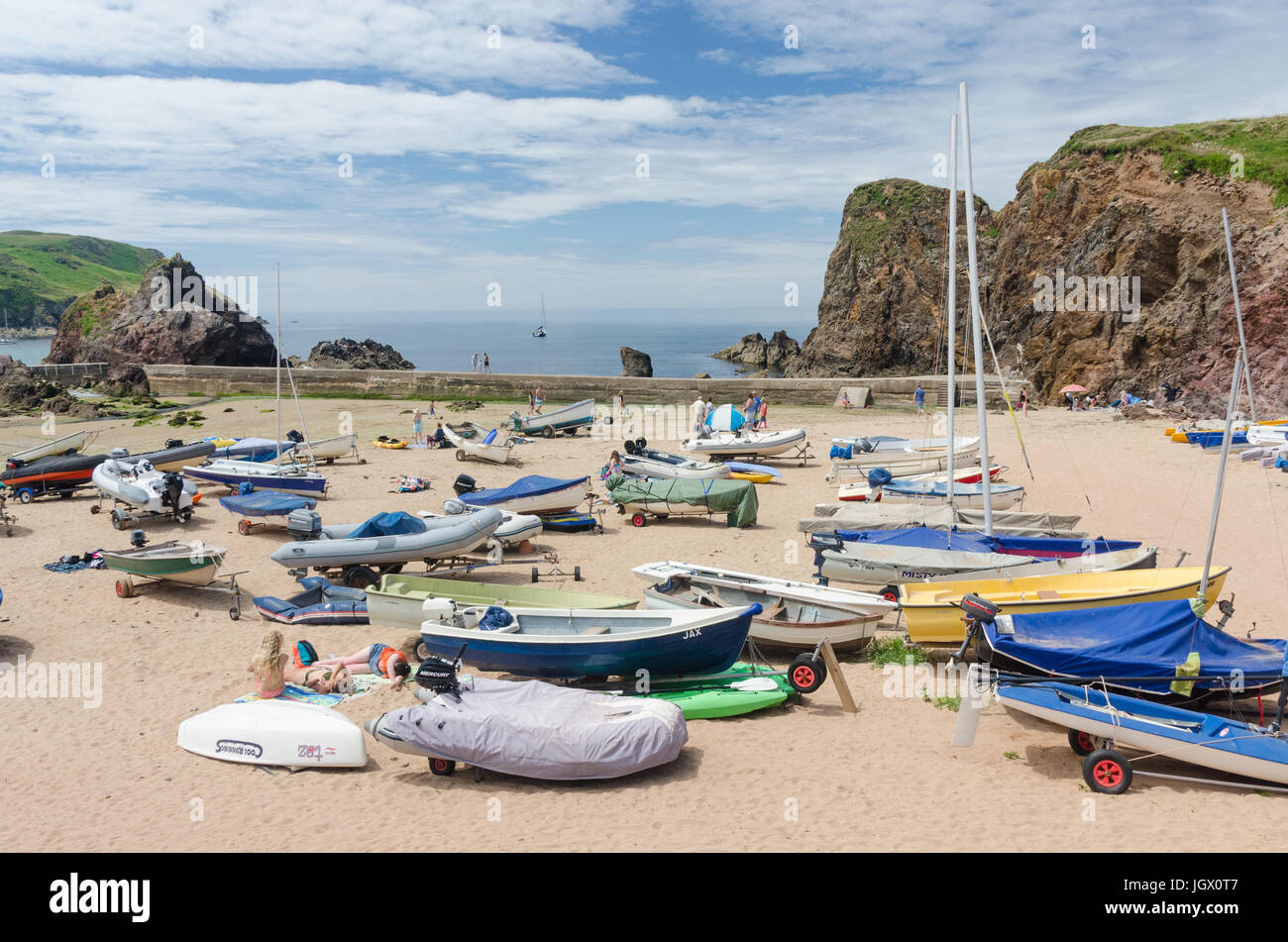 Kleine Boote am Strand bei Ebbe in Hope Cove in South Hams, Devon Stockfoto