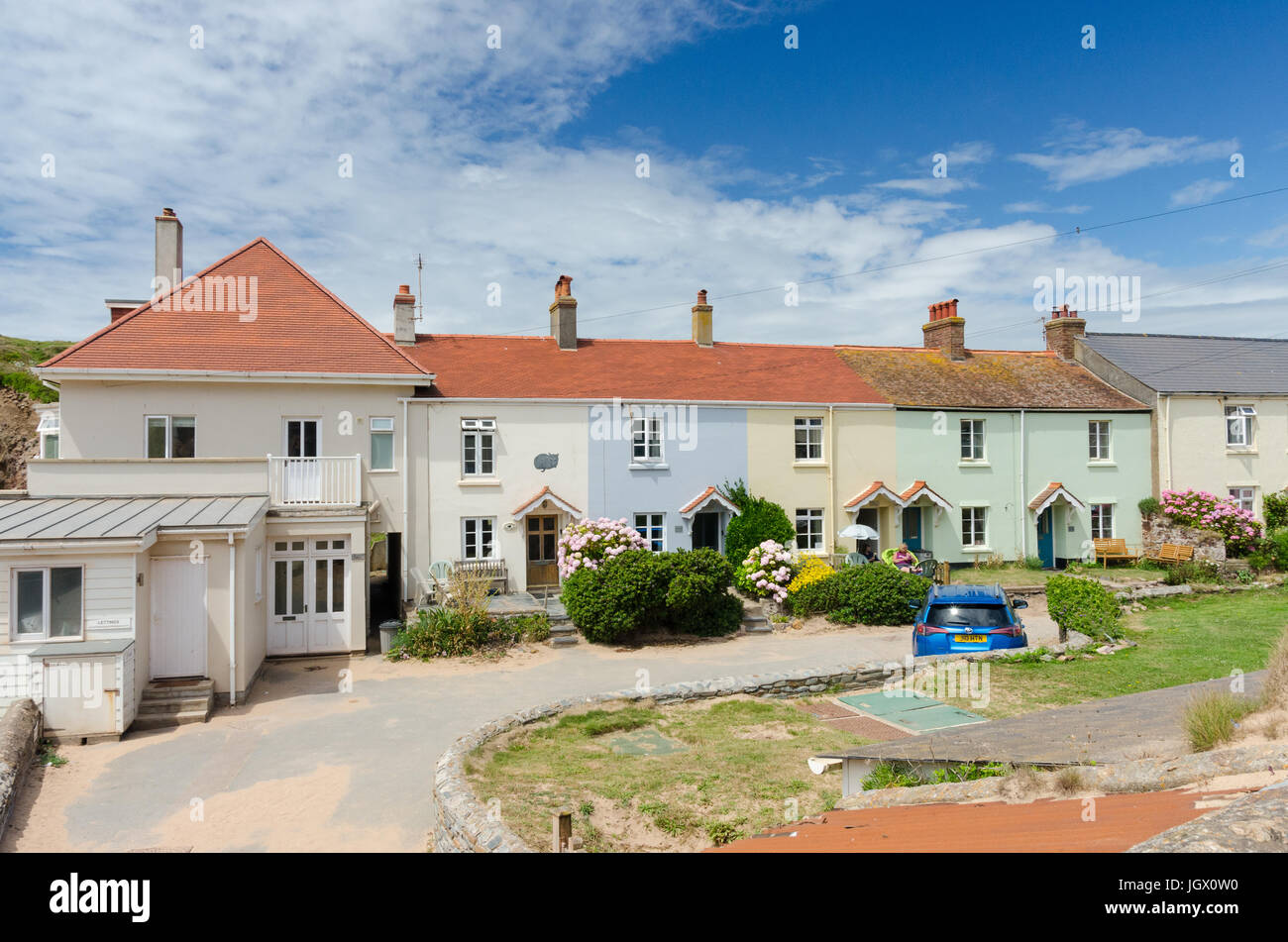Bunte Ferienhäuser in South Hams Dorf von Hope Cove in Devon Stockfoto