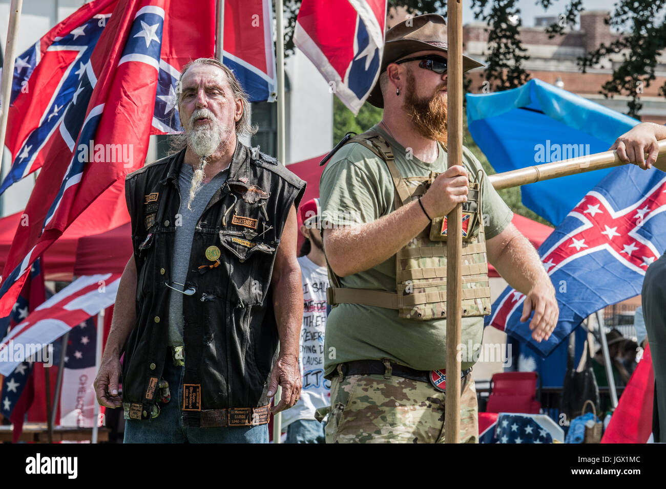 Kolumbien, Südcarolina, USA. 10. Juli 2017. Ein paar Dutzend Unterstützer der Konföderation ihre Loyalität, die Konföderierten Flagge angezeigt während die Konföderierten Flagge Ereignis auslösen von South Carolina sezessionistische Partei aus Protest gegen das zweijährige bestehen der Konföderierten Battle Flag entfernen von der South Carolina State House im Jahr 2015 statt. Die Flagge, die auf eine tragbare Fahnenstange am 10:00 gehisst wurde war 17:00 von der South Carolina State House entfernt werden Credit: Crush Rush/Alamy Live News Stockfoto