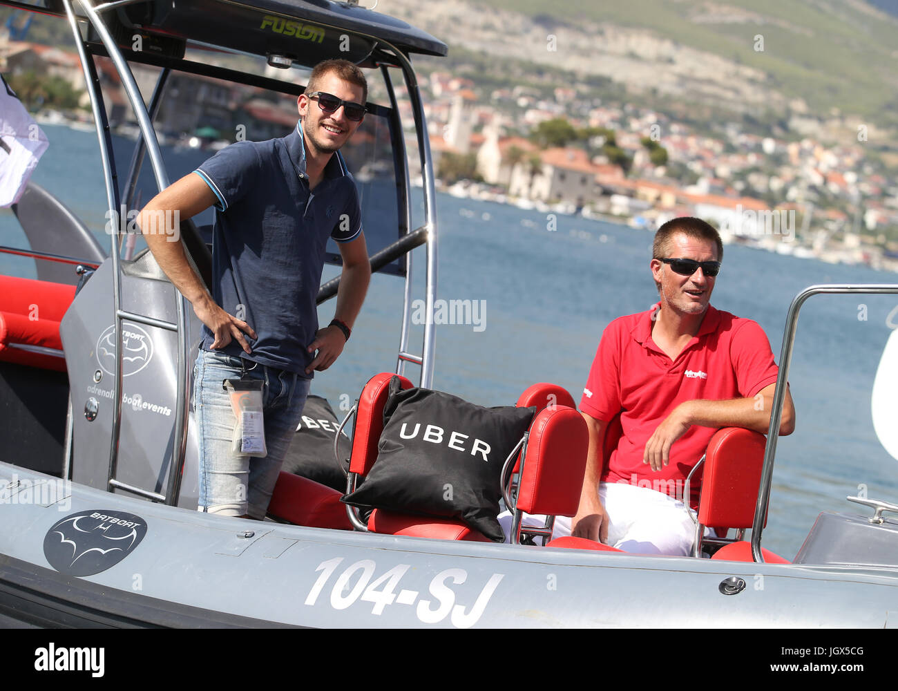 Split, Kroatien. 10. Juli 2017. Ein UberBoat fährt in der Nähe der Küste von Split in Kroatien, auf der 10. Juli 2017. Amerikanische app-basierte Transport-Plattform Uber eingeführt, einen privates Boot Transfer-Service UberBoat nach Kroatien am 30. Juni. Bildnachweis: Ivo Cagalj/Xinhua/Alamy Live-Nachrichten Stockfoto