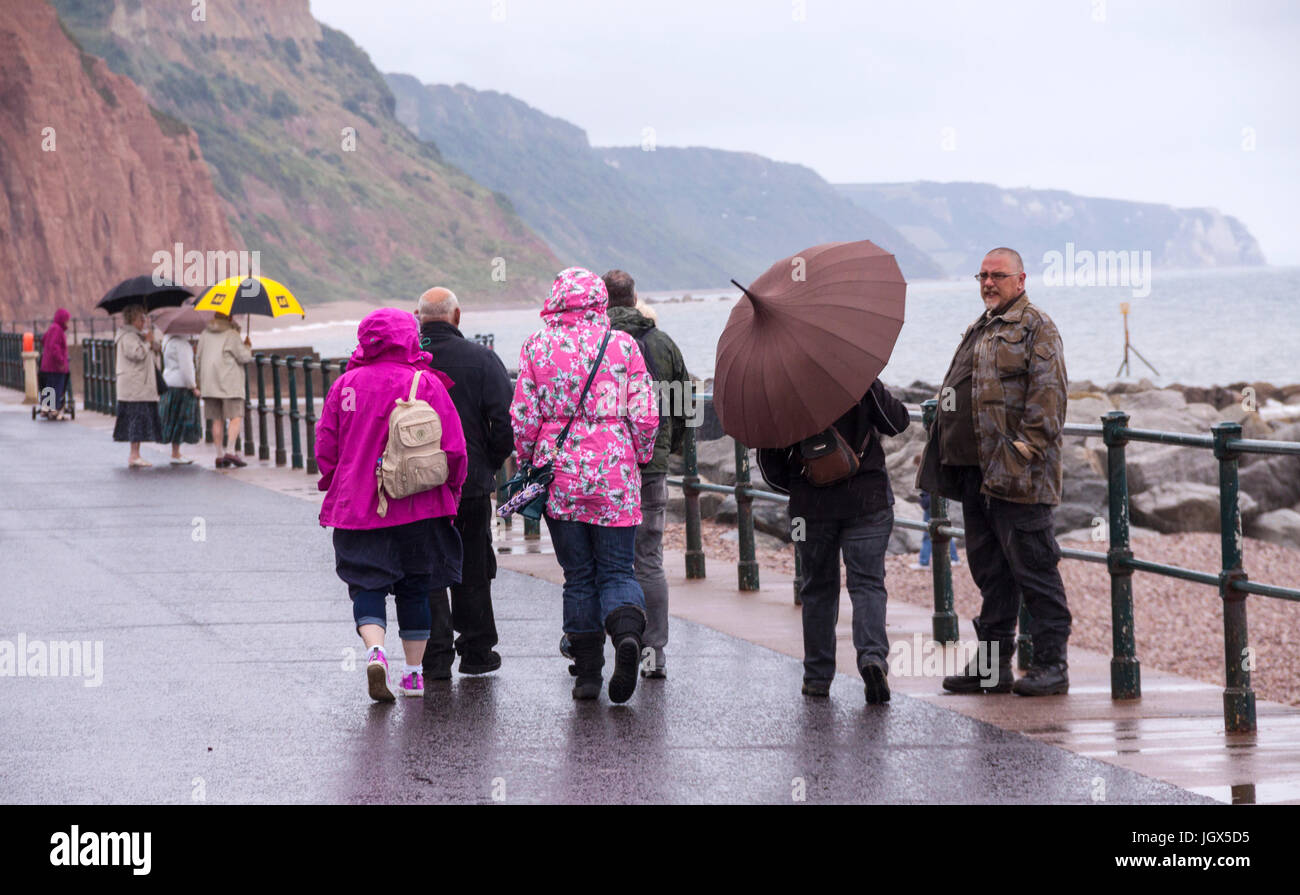 Sidmouth, Devon, UK. 11. Juli 2017. Großbritannien Wetter. Starker Regen aus Südwesten konnte nicht heute Besucher Sidmouths Strandpromenade abschrecken. Bildnachweis: Süd-West Fotos/Alamy Live-Nachrichten Stockfoto