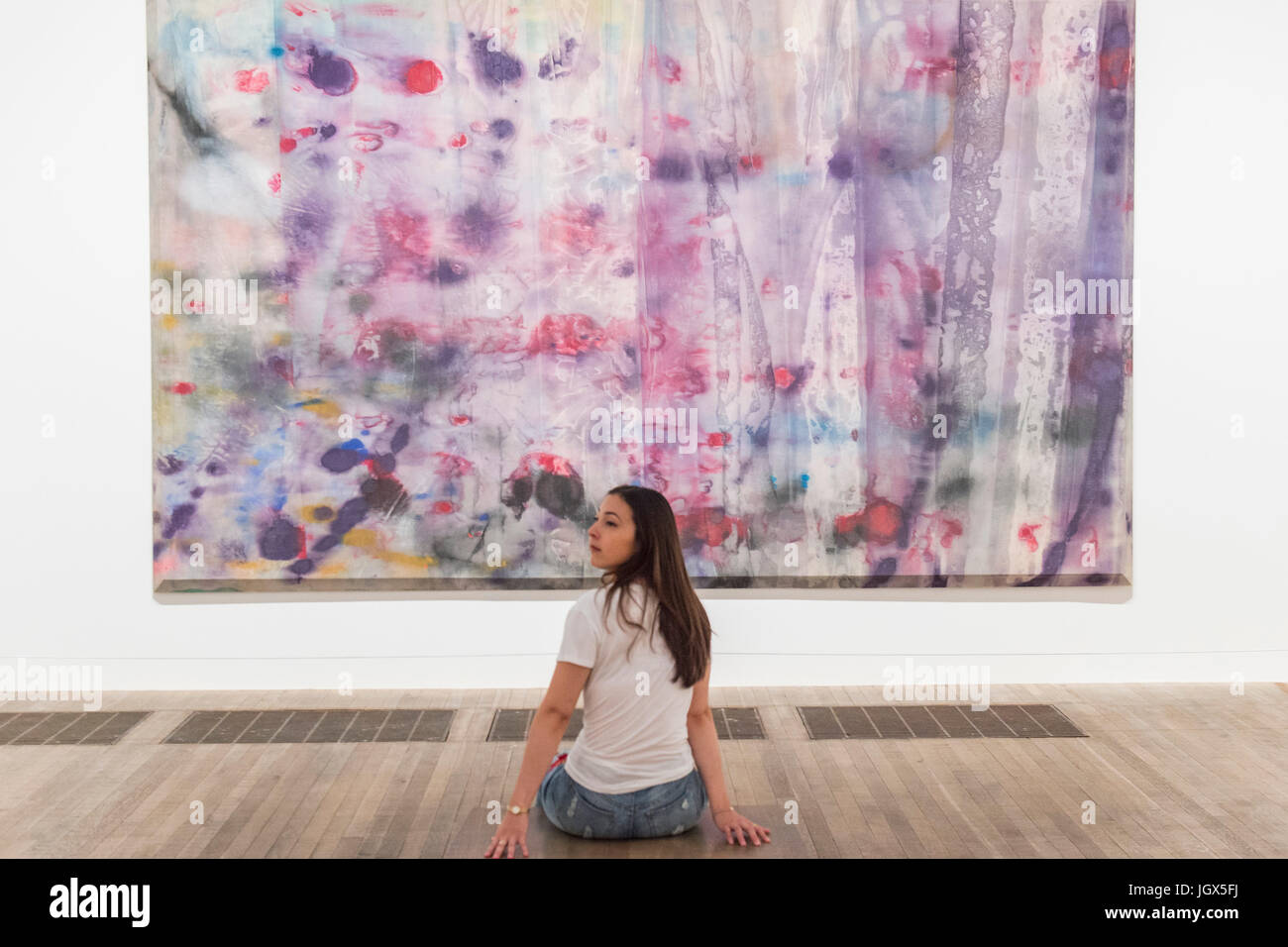 London, UK. 11. Juli 2017. 4 April von Sam Gilliam - Seele einer Nation: Kunst im Zeitalter der Black-Power, Tate Modern neue Ausstellung erkunden, was es bedeutete, eine schwarze Künstler während der Civil Rights Movement zu sein. Die Ausstellung ist in der Tate Modern vom 12. Juli – 22. Oktober 2017. Bildnachweis: Guy Bell/Alamy Live-Nachrichten Stockfoto