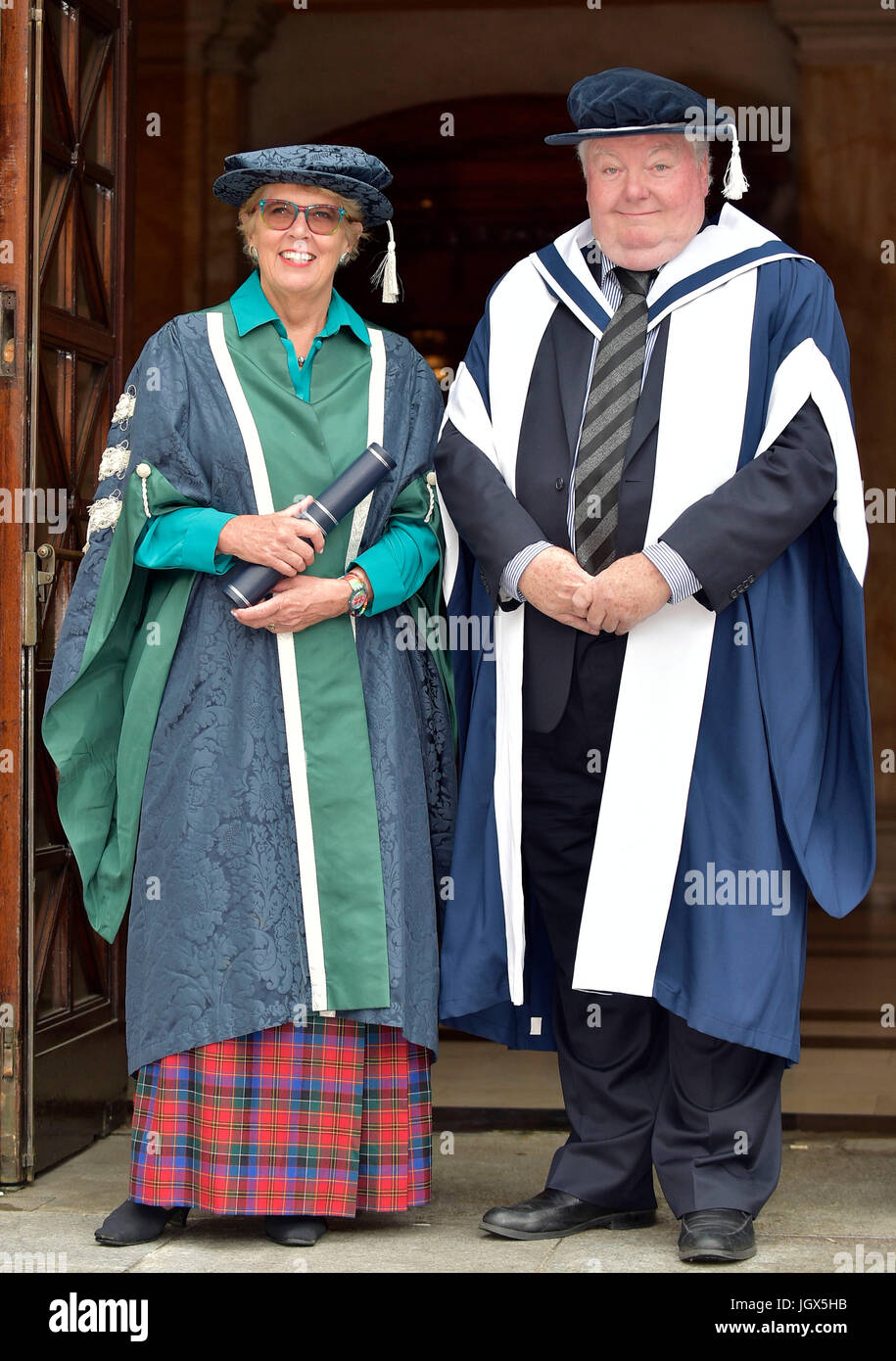 Edinburgh, UK. 11. Juli 2017. Bake-off Richter als Kanzler der Universität installiert und Hollywood-Filmproduzent mit Ehrendoktorwürde ausgezeichnet. Im Bild L-sind die neuen Kanzler der Queen Margaret University (QMU), Prue Leith CBE mit Iain Smith OBE erhielt Ehrendoktorwürde Credit: sandige jung/Alamy Live-Nachrichten Stockfoto