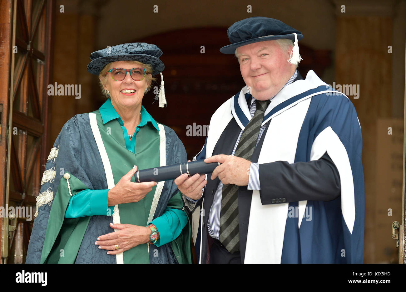 Edinburgh, UK. 11. Juli 2017. Bake-off Richter als Kanzler der Universität installiert und Hollywood-Filmproduzent mit Ehrendoktorwürde ausgezeichnet. Im Bild L-sind die neuen Kanzler der Queen Margaret University (QMU), Prue Leith CBE mit Iain Smith OBE erhielt Ehrendoktorwürde Credit: sandige jung/Alamy Live-Nachrichten Stockfoto