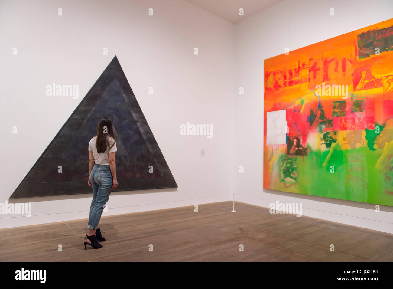 Tate Modern, London, UK. 11. Juli 2017. Seele einer Nation: Kunst im Zeitalter der Black-Power. Ein Meilenstein Ausstellung erkunden, was es bedeutete, eine schwarze Künstler während der Civil Rights Movement und die Geburt der Black Power sein. Mit mehr als 150 Werken von mehr als 60 Künstlerinnen und Künstler, ist diese Ausstellung eine gute Gelegenheit zu sehen, wie amerikanischen kulturellen Identität in einer Zeit der sozialen Unruhen und politischen Wandel geprägt war. Foto: (links) Hommage an Malcolm, 1970. Jack Whitten. Höflichkeit der Künstler und Hauser & Wirth. (rechts) Mittelpassage 1970. Frank Bowling. Bildnachweis: Malcolm Park / Alamy Live News. Stockfoto