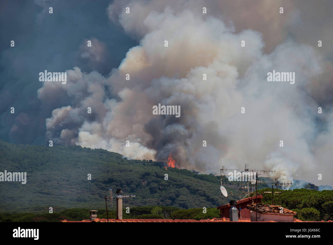 Torre Del Greco, Neapel, Italien. 11. Juli 2017. Vesuv Vulkan Waldbrände Torre del Greco (in der Nähe von Neapel ca. 12 km) Credit: Marco Iorio/Alamy Live-Nachrichten Stockfoto