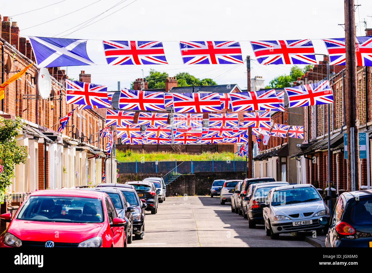 Belfast, Northern Ireland. 11. Juli 2017. Moorgate Street in East Belfast ist Union Flags für die jährliche Feier der 12. Juli eingerichtet. Bildnachweis: Stephen Barnes/Alamy Live-Nachrichten Stockfoto