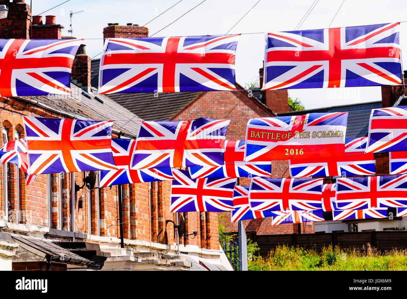 Belfast, Northern Ireland. 11. Juli 2017. Moorgate Street in East Belfast ist Union Flags für die jährliche Feier der 12. Juli eingerichtet. Bildnachweis: Stephen Barnes/Alamy Live-Nachrichten Stockfoto