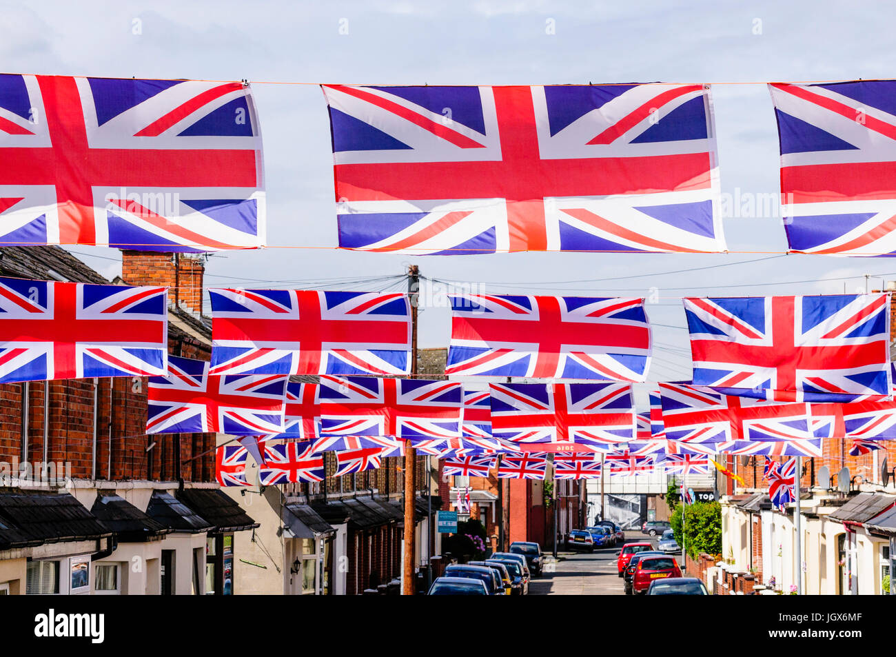 Belfast, Nordirland, Irland. 11. Juli 2017. Die Moorgate Street in East Belfast ist in Union Flags für die jährlichen Feierlichkeiten am 12. Juli dekoriert. Stockfoto