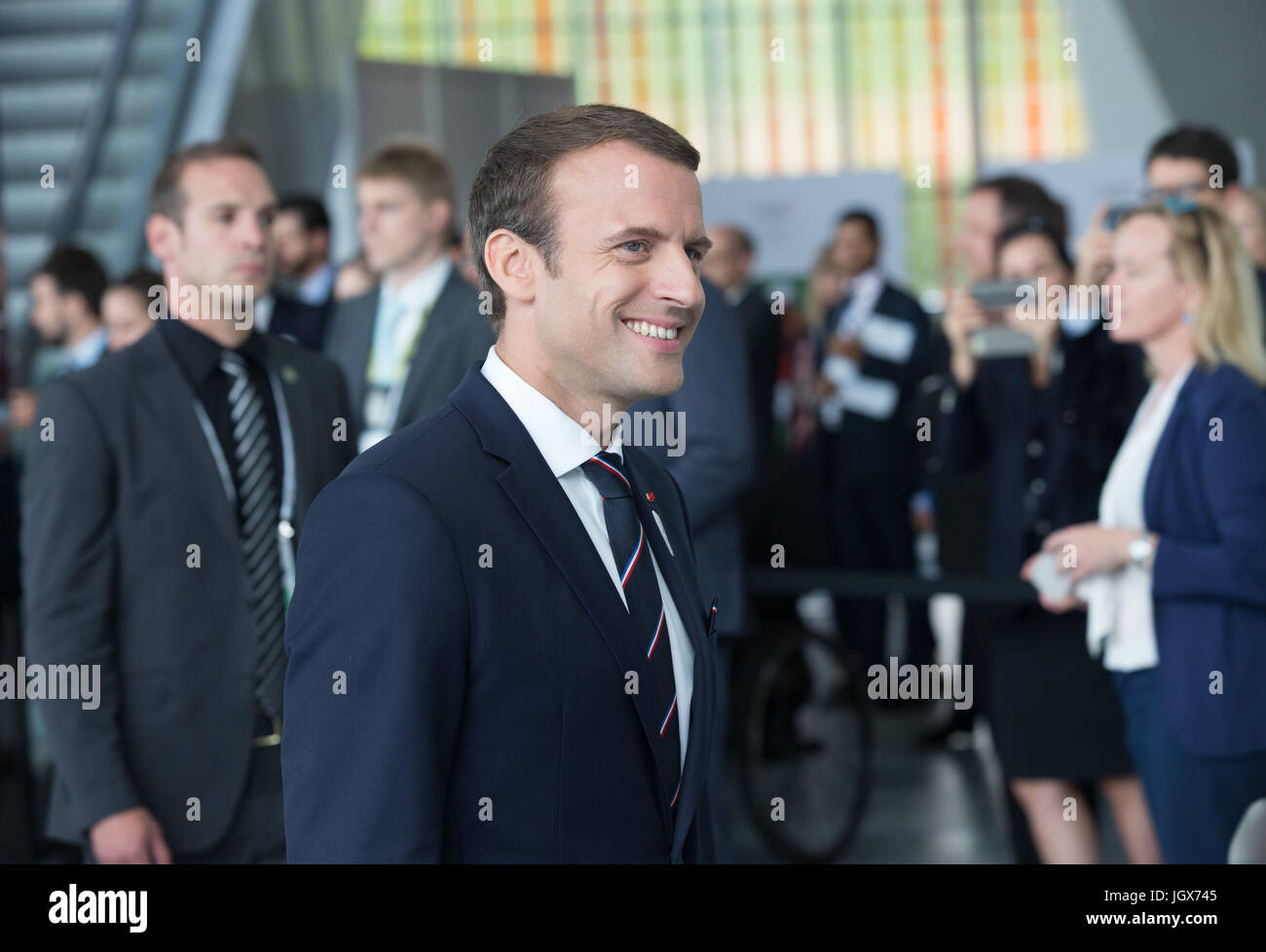 Lausanne, Schweiz. 11. Juli 2017. Der französische Präsident Emmanuel Macron kommt für die Präsentation der Stadt Paris 2024 Kandidat Einweisung für Internationale Olympische Komitee (IOC) Mitglieder an der SwissTech Convention Centre in Lausanne, Schweiz, 11. Juli 2017. Bildnachweis: Xu Jinquan/Xinhua/Alamy Live-Nachrichten Stockfoto