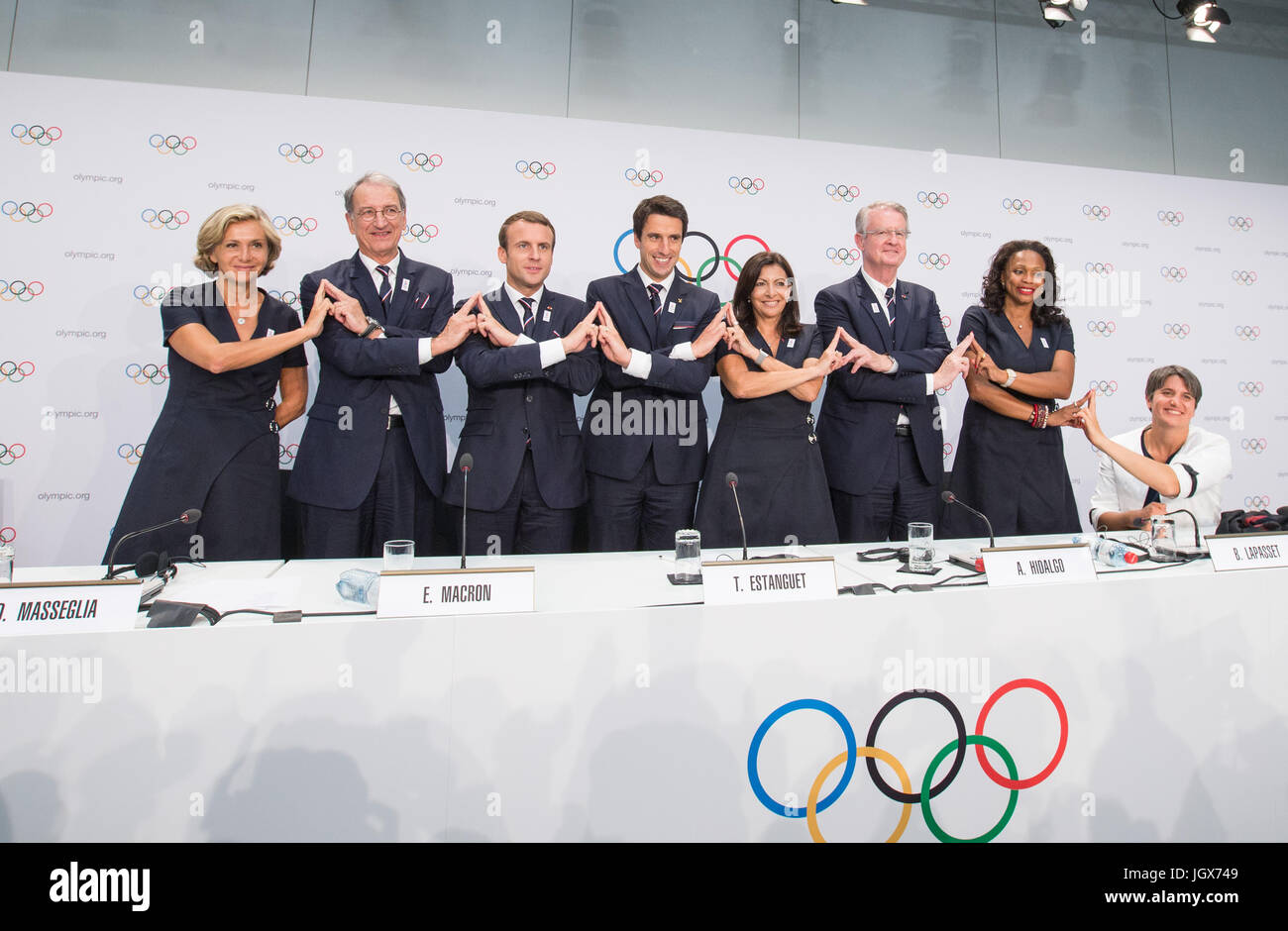 Lausanne, Schweiz. 11. Juli 2017. Der französische Präsident Emmanuel Macron (3. L), Paris 2024 Olympischen bieten Co-Präsident Tony Estanguet (4 L) an eine Pressekonferenz nach der Präsentation der Stadt Paris 2024 Kandidat Einweisung für Internationale Olympische Komitee (IOC) Mitglieder an der SwissTech Convention Centre in Lausanne, Schweiz, 11. Juli 2017 teilnehmen. Bildnachweis: Xu Jinquan/Xinhua/Alamy Live-Nachrichten Stockfoto
