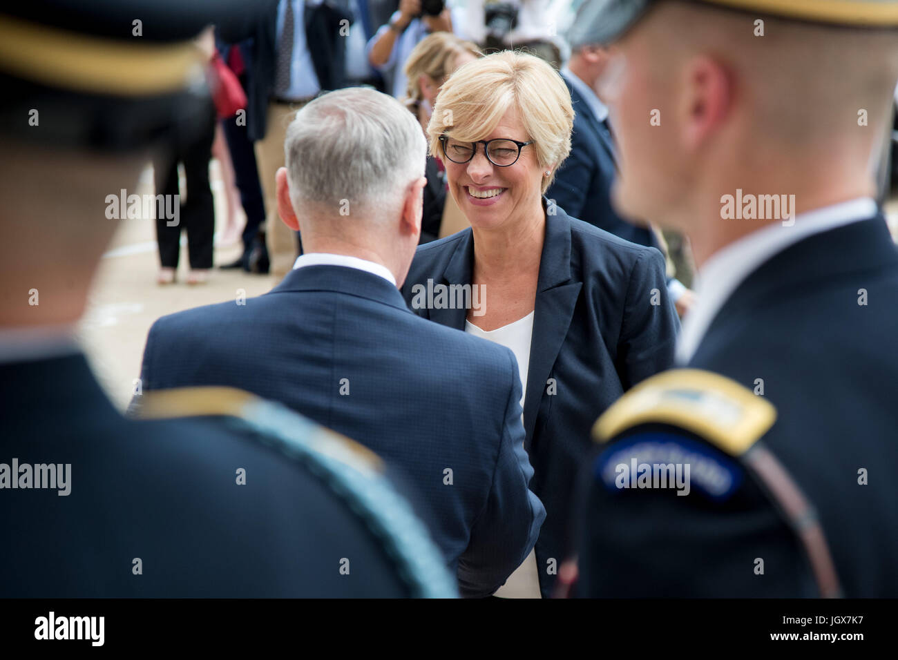 Washington, USA. 11. Juli 2017. Italienischer Verteidigungsminister Roberta Pinotti (2. R) wird gesehen, während eine Begrüßung bei ihrer Ankunft an das Pentagon in Washington, DC, USA, 11. Juli 2017. Bildnachweis: Ting Shen/Xinhua/Alamy Live-Nachrichten Stockfoto