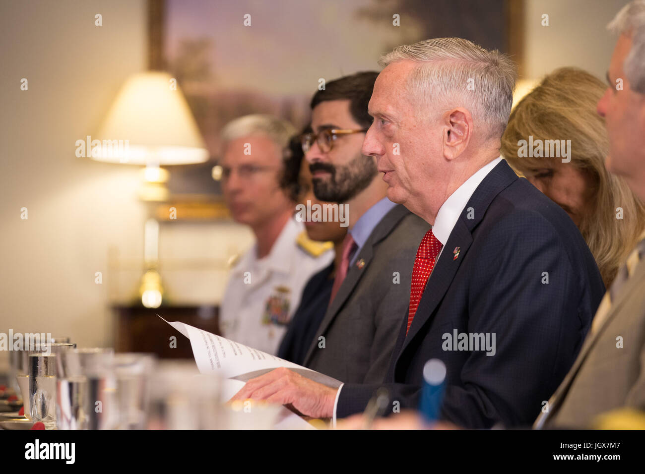 Washington, USA. 11. Juli 2017. Vereinigte Staaten Minister fuer Verteidigung James Mattis (3. R) spricht bei einem Treffen mit italienischen Verteidigungsminister Roberta Pinotti im Pentagon in Washington, DC, USA, 11. Juli 2017. Bildnachweis: Ting Shen/Xinhua/Alamy Live-Nachrichten Stockfoto