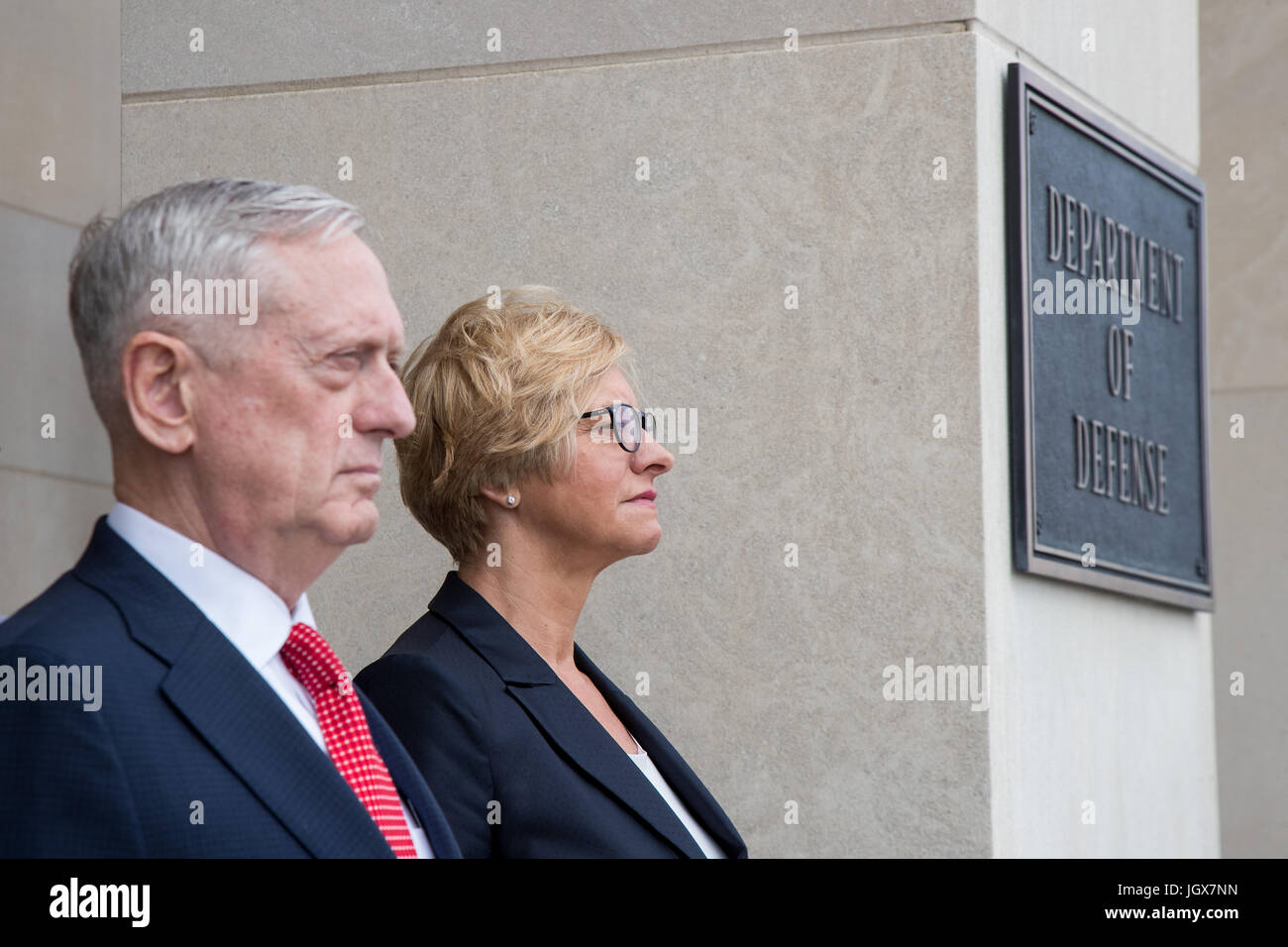 Washington, USA. 11. Juli 2017. Vereinigte Staaten Minister fuer Verteidigung James Mattis (L) posiert mit italienischen Verteidigungsminister Roberta Pinotti während einer Willkommenszeremonie bei ihrer Ankunft an das Pentagon in Washington, DC, USA, 11. Juli 2017. Bildnachweis: Ting Shen/Xinhua/Alamy Live-Nachrichten Stockfoto