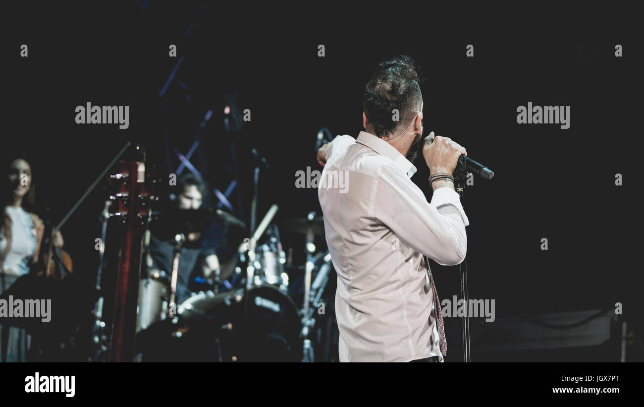 Panos Mouzourakis gab seine große Sommer-Termin in Athen am Montag, den 10. Juli im Technopolis der Stadt Athen mit ausländischen Musikszene. Stockfoto