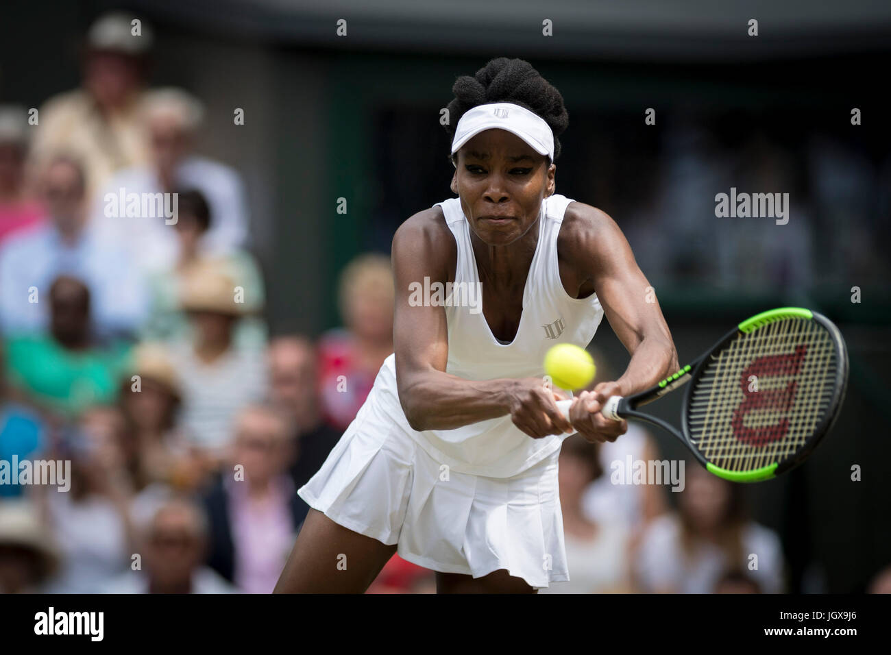 Wimbledon, London, UK. 10. Juli 2017. Die Wimbledon Tennis Weltmeisterschaften 2017 statt auf The All England Lawn Tennis and Croquet Club, London, England, UK. Damen Einzel - vierte Runde Ana Konjuh (CRO) [27] V Venus Williams (USA) [10] auf dem Centre Court. Im Bild:-Venus Williams Credit: Duncan Grove/Alamy Live-Nachrichten Stockfoto