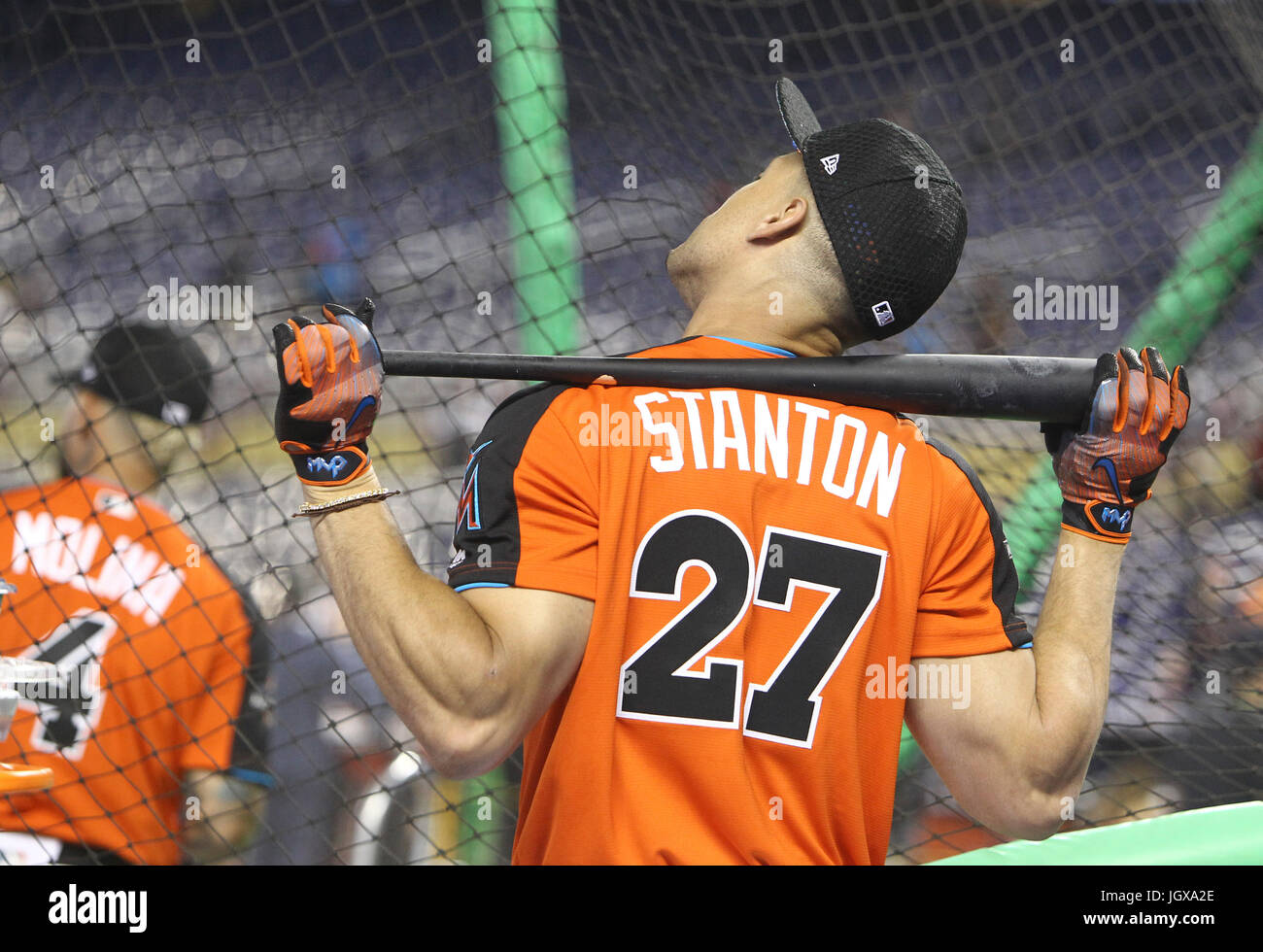 Miami, Florida, USA. 11. Juli 2017. WILL VRAGOVIC | Times.Miami Marlins Outfielder Giancarlo Stanton (27) blickt auf während der Wimper Praxis vor dem All-Star-Spiel im Marlins Park in Miami, Florida am Dienstag, 11. Juli 2017. Bildnachweis: Willen Vragovic/Tampa Bay Times / ZUMA Draht/Alamy Live News Stockfoto