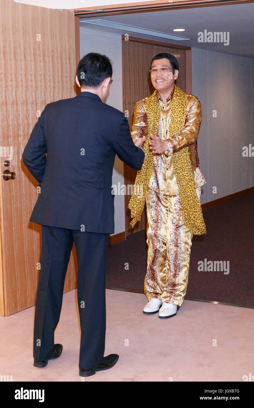 Tokio, Japan. 12. Juli 2017. Pikotaro schüttelt die Hand mit der japanischen Außenminister Fumio Kishida während einer Besprechung bei der Ministerium der auswärtige Angelegenheiten von Japan (MOFA) am 12. Juli 2017, Tokio, Japan. Komiker Pikotaro, der berühmt wurde weltweit im Jahr 2016 durch virale Lied '' Pen-Ananas-Apfel-Pen '', teamed oben mit das japanische Außenministerium, nachhaltige Entwicklungsziele der Vereinten Nationen in Japan zu fördern, indem Sie ändern die Texte der PPAP an '' öffentlich-Private Partnerschaft.'' Bildnachweis: Rodrigo Reyes Marin/AFLO/Alamy Live-Nachrichten Stockfoto Tokio, Japan. 12. Juli 2017. Pikotaro schüttelt die Hand mit der japanischen Außenminister Fumio Kishida während einer Besprechung bei der Ministerium der auswärtige Angelegenheiten von Japan (MOFA) am 12. Juli 2017, Tokio, Japan. Komiker Pikotaro, der berühmt wurde weltweit im Jahr 2016 durch virale Lied '' Pen-Ananas-Apfel-Pen '', teamed oben mit das japanische Außenministerium, nachhaltige Entwicklungsziele der Vereinten Nationen in Japan zu fördern, indem Sie ändern die Texte der PPAP an '' öffentlich-Private Partnerschaft.'' Bildnachweis: Rodrigo Reyes Marin/AFLO/Alamy Live-Nachrichten Stockfoto