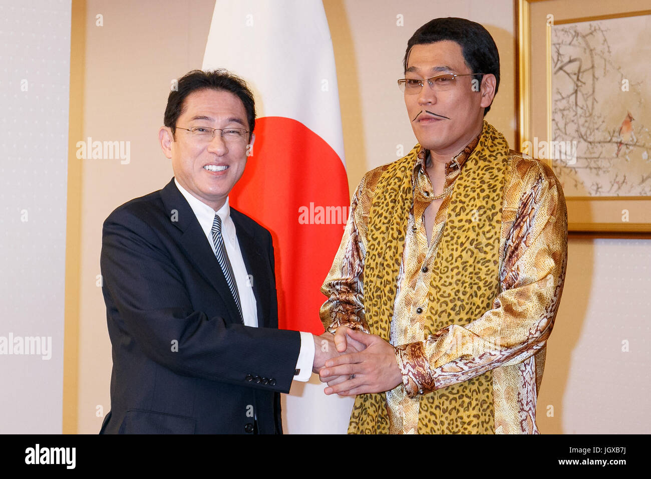 Tokio, Japan. 12. Juli 2017. Pikotaro (R) schüttelt Hände mit dem japanischen Außenminister Fumio Kishida (L) bei einem Treffen bei der Ministerium der auswärtige Angelegenheiten von Japan (MOFA) am 12. Juli 2017, Tokio, Japan. Komiker Pikotaro, der berühmt wurde weltweit im Jahr 2016 durch virale Lied '' Pen-Ananas-Apfel-Pen '', teamed oben mit das japanische Außenministerium, nachhaltige Entwicklungsziele der Vereinten Nationen in Japan zu fördern, indem Sie ändern die Texte der PPAP an '' öffentlich-Private Partnerschaft.'' Bildnachweis: Rodrigo Reyes Marin/AFLO/Alamy Live-Nachrichten Stockfoto Tokio, Japan. 12. Juli 2017. Pikotaro (R) schüttelt Hände mit dem japanischen Außenminister Fumio Kishida (L) bei einem Treffen bei der Ministerium der auswärtige Angelegenheiten von Japan (MOFA) am 12. Juli 2017, Tokio, Japan. Komiker Pikotaro, der berühmt wurde weltweit im Jahr 2016 durch virale Lied '' Pen-Ananas-Apfel-Pen '', teamed oben mit das japanische Außenministerium, nachhaltige Entwicklungsziele der Vereinten Nationen in Japan zu fördern, indem Sie ändern die Texte der PPAP an '' öffentlich-Private Partnerschaft.'' Bildnachweis: Rodrigo Reyes Marin/AFLO/Alamy Live-Nachrichten Stockfoto