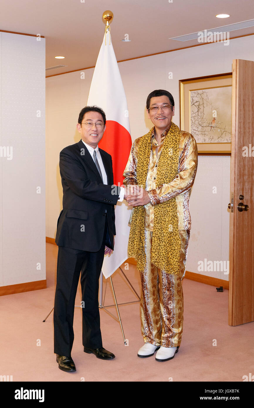Tokio, Japan. 12. Juli 2017. Pikotaro (R) schüttelt Hände mit dem japanischen Außenminister Fumio Kishida (L) bei einem Treffen bei der Ministerium der auswärtige Angelegenheiten von Japan (MOFA) am 12. Juli 2017, Tokio, Japan. Komiker Pikotaro, der berühmt wurde weltweit im Jahr 2016 durch virale Lied '' Pen-Ananas-Apfel-Pen '', teamed oben mit das japanische Außenministerium, nachhaltige Entwicklungsziele der Vereinten Nationen in Japan zu fördern, indem Sie ändern die Texte der PPAP an '' öffentlich-Private Partnerschaft.'' Bildnachweis: Rodrigo Reyes Marin/AFLO/Alamy Live-Nachrichten Stockfoto Tokio, Japan. 12. Juli 2017. Pikotaro (R) schüttelt Hände mit dem japanischen Außenminister Fumio Kishida (L) bei einem Treffen bei der Ministerium der auswärtige Angelegenheiten von Japan (MOFA) am 12. Juli 2017, Tokio, Japan. Komiker Pikotaro, der berühmt wurde weltweit im Jahr 2016 durch virale Lied '' Pen-Ananas-Apfel-Pen '', teamed oben mit das japanische Außenministerium, nachhaltige Entwicklungsziele der Vereinten Nationen in Japan zu fördern, indem Sie ändern die Texte der PPAP an '' öffentlich-Private Partnerschaft.'' Bildnachweis: Rodrigo Reyes Marin/AFLO/Alamy Live-Nachrichten Stockfoto
