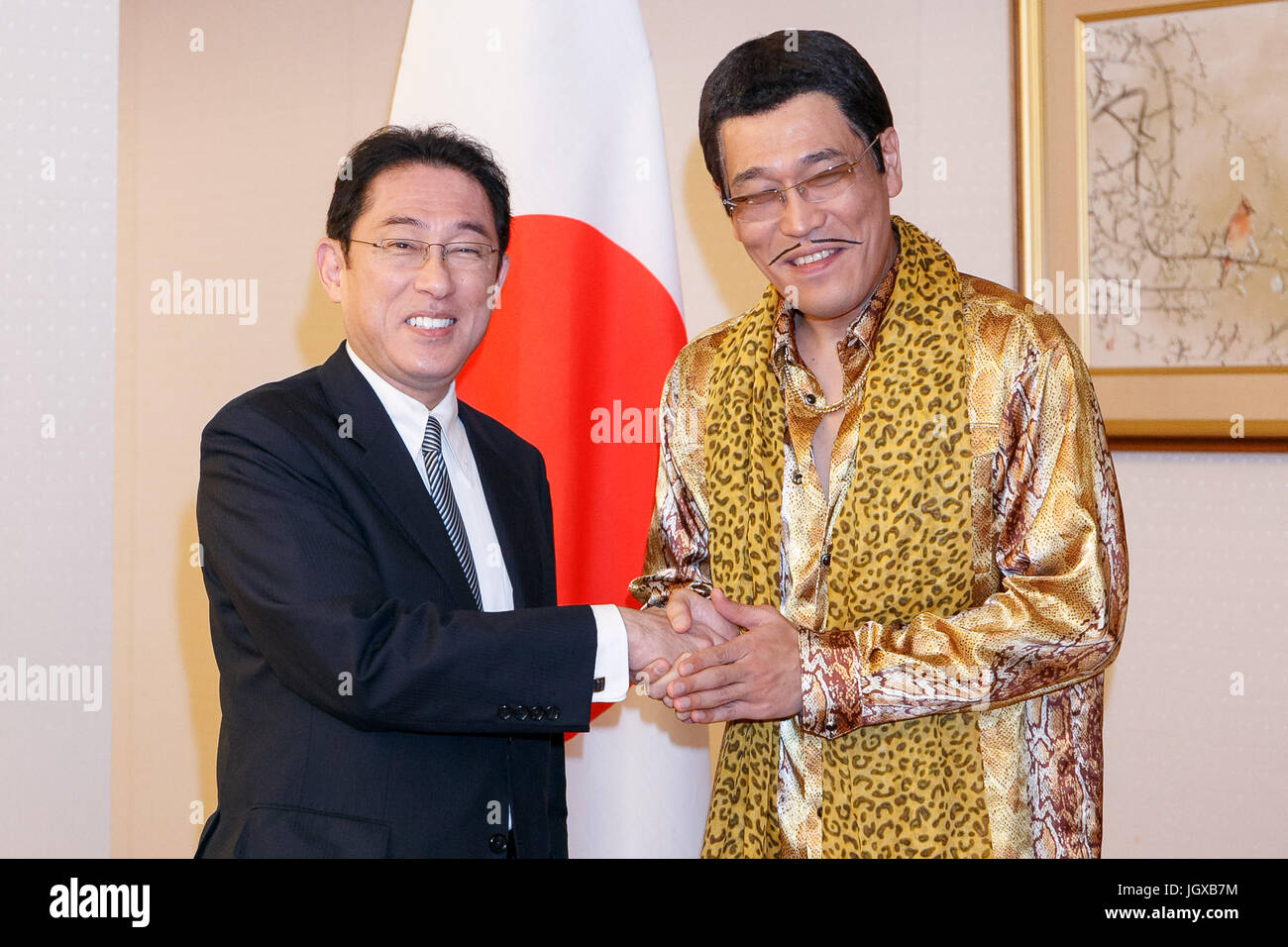 Tokio, Japan. 12. Juli 2017. Pikotaro (R) schüttelt Hände mit dem japanischen Außenminister Fumio Kishida (L) bei einem Treffen bei der Ministerium der auswärtige Angelegenheiten von Japan (MOFA) am 12. Juli 2017, Tokio, Japan. Komiker Pikotaro, der berühmt wurde weltweit im Jahr 2016 durch virale Lied '' Pen-Ananas-Apfel-Pen '', teamed oben mit das japanische Außenministerium, nachhaltige Entwicklungsziele der Vereinten Nationen in Japan zu fördern, indem Sie ändern die Texte der PPAP an '' öffentlich-Private Partnerschaft.'' Bildnachweis: Rodrigo Reyes Marin/AFLO/Alamy Live-Nachrichten Stockfoto Tokio, Japan. 12. Juli 2017. Pikotaro (R) schüttelt Hände mit dem japanischen Außenminister Fumio Kishida (L) bei einem Treffen bei der Ministerium der auswärtige Angelegenheiten von Japan (MOFA) am 12. Juli 2017, Tokio, Japan. Komiker Pikotaro, der berühmt wurde weltweit im Jahr 2016 durch virale Lied '' Pen-Ananas-Apfel-Pen '', teamed oben mit das japanische Außenministerium, nachhaltige Entwicklungsziele der Vereinten Nationen in Japan zu fördern, indem Sie ändern die Texte der PPAP an '' öffentlich-Private Partnerschaft.'' Bildnachweis: Rodrigo Reyes Marin/AFLO/Alamy Live-Nachrichten Stockfoto