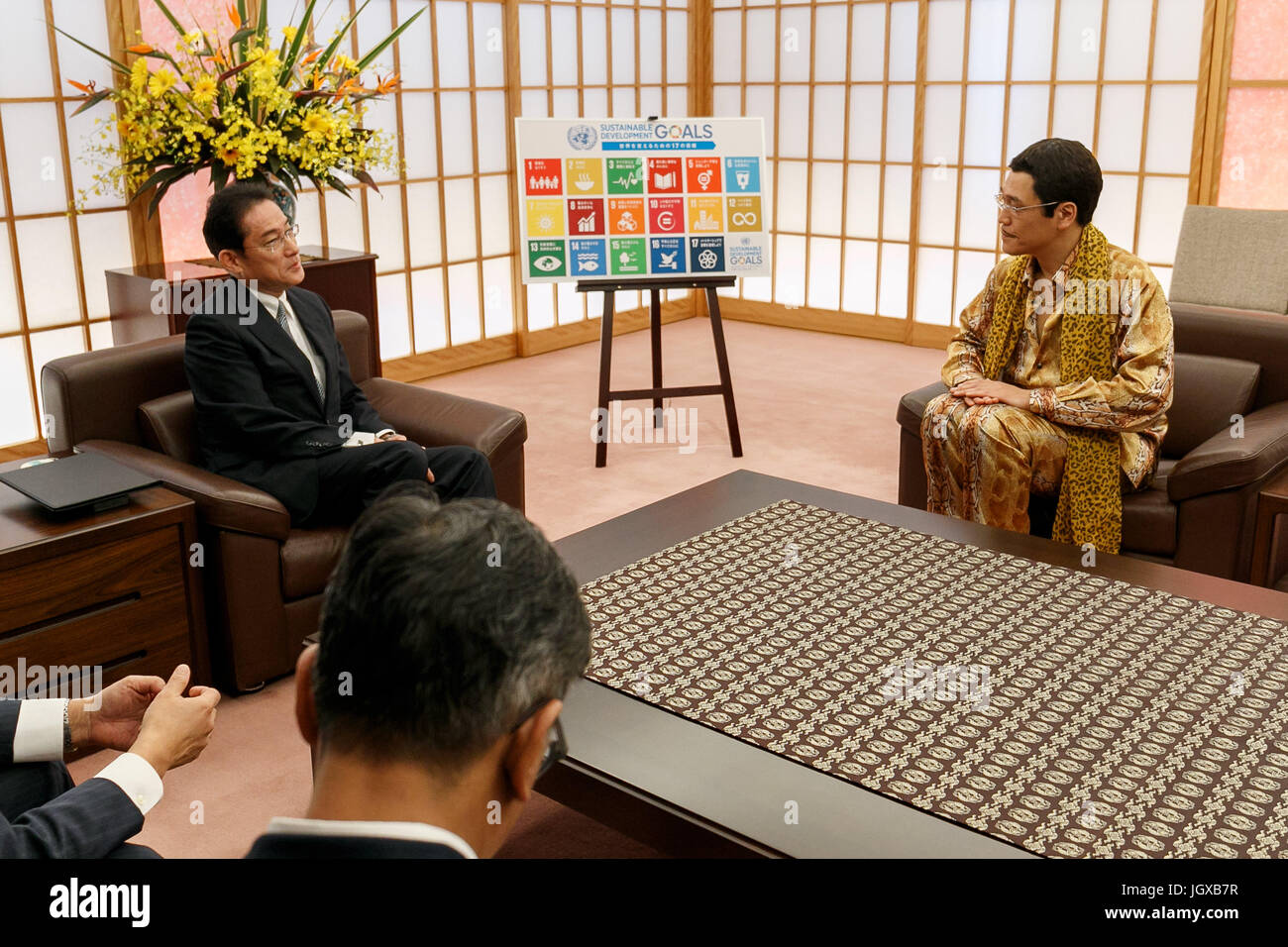 Tokio, Japan. 12. Juli 2017. Pikotaro (R) spricht mit Japans Außenminister Fumio Kishida (L) bei einem Treffen am Ministerium von Außenpolitik von Japan (MOFA) am 12. Juli 2017, Tokio, Japan. Komiker Pikotaro, der berühmt wurde weltweit im Jahr 2016 durch virale Lied '' Pen-Ananas-Apfel-Pen '', teamed oben mit das japanische Außenministerium, nachhaltige Entwicklungsziele der Vereinten Nationen in Japan zu fördern, indem Sie ändern die Texte der PPAP an '' öffentlich-Private Partnerschaft.'' Bildnachweis: Rodrigo Reyes Marin/AFLO/Alamy Live-Nachrichten Stockfoto Tokio, Japan. 12. Juli 2017. Pikotaro (R) spricht mit Japans Außenminister Fumio Kishida (L) bei einem Treffen am Ministerium von Außenpolitik von Japan (MOFA) am 12. Juli 2017, Tokio, Japan. Komiker Pikotaro, der berühmt wurde weltweit im Jahr 2016 durch virale Lied '' Pen-Ananas-Apfel-Pen '', teamed oben mit das japanische Außenministerium, nachhaltige Entwicklungsziele der Vereinten Nationen in Japan zu fördern, indem Sie ändern die Texte der PPAP an '' öffentlich-Private Partnerschaft.'' Bildnachweis: Rodrigo Reyes Marin/AFLO/Alamy Live-Nachrichten Stockfoto