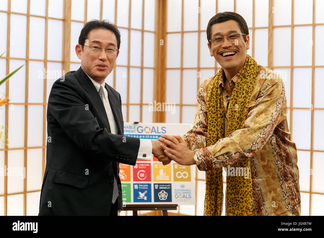 Tokio, Japan. 12. Juli 2017. Pikotaro (R) schüttelt Hände mit dem japanischen Außenminister Fumio Kishida (L) bei einem Treffen bei der Ministerium der auswärtige Angelegenheiten von Japan (MOFA) am 12. Juli 2017, Tokio, Japan. Komiker Pikotaro, der berühmt wurde weltweit im Jahr 2016 durch virale Lied '' Pen-Ananas-Apfel-Pen '', teamed oben mit das japanische Außenministerium, nachhaltige Entwicklungsziele der Vereinten Nationen in Japan zu fördern, indem Sie ändern die Texte der PPAP an '' öffentlich-Private Partnerschaft.'' Bildnachweis: Rodrigo Reyes Marin/AFLO/Alamy Live-Nachrichten Stockfoto Tokio, Japan. 12. Juli 2017. Pikotaro (R) schüttelt Hände mit dem japanischen Außenminister Fumio Kishida (L) bei einem Treffen bei der Ministerium der auswärtige Angelegenheiten von Japan (MOFA) am 12. Juli 2017, Tokio, Japan. Komiker Pikotaro, der berühmt wurde weltweit im Jahr 2016 durch virale Lied '' Pen-Ananas-Apfel-Pen '', teamed oben mit das japanische Außenministerium, nachhaltige Entwicklungsziele der Vereinten Nationen in Japan zu fördern, indem Sie ändern die Texte der PPAP an '' öffentlich-Private Partnerschaft.'' Bildnachweis: Rodrigo Reyes Marin/AFLO/Alamy Live-Nachrichten Stockfoto