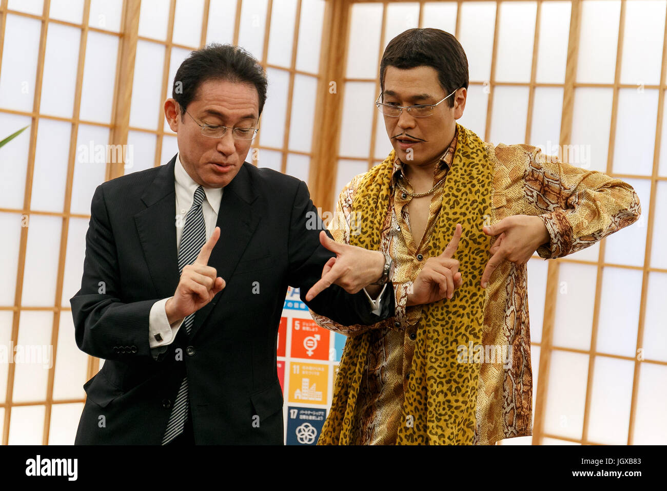 Tokio, Japan. 12. Juli 2017. (L, R) Japans Außenminister Fumio Kishida und Pikotaro posieren für die Kameras bei einem Treffen am Ministerium von Außenpolitik von Japan (MOFA) am 12. Juli 2017, Tokio, Japan. Komiker Pikotaro, der berühmt wurde weltweit im Jahr 2016 durch virale Lied '' Pen-Ananas-Apfel-Pen '', teamed oben mit das japanische Außenministerium, nachhaltige Entwicklungsziele der Vereinten Nationen in Japan zu fördern, indem Sie ändern die Texte der PPAP an '' öffentlich-Private Partnerschaft.'' Bildnachweis: Rodrigo Reyes Marin/AFLO/Alamy Live-Nachrichten Stockfoto Tokio, Japan. 12. Juli 2017. (L, R) Japans Außenminister Fumio Kishida und Pikotaro posieren für die Kameras bei einem Treffen am Ministerium von Außenpolitik von Japan (MOFA) am 12. Juli 2017, Tokio, Japan. Komiker Pikotaro, der berühmt wurde weltweit im Jahr 2016 durch virale Lied '' Pen-Ananas-Apfel-Pen '', teamed oben mit das japanische Außenministerium, nachhaltige Entwicklungsziele der Vereinten Nationen in Japan zu fördern, indem Sie ändern die Texte der PPAP an '' öffentlich-Private Partnerschaft.'' Bildnachweis: Rodrigo Reyes Marin/AFLO/Alamy Live-Nachrichten Stockfoto