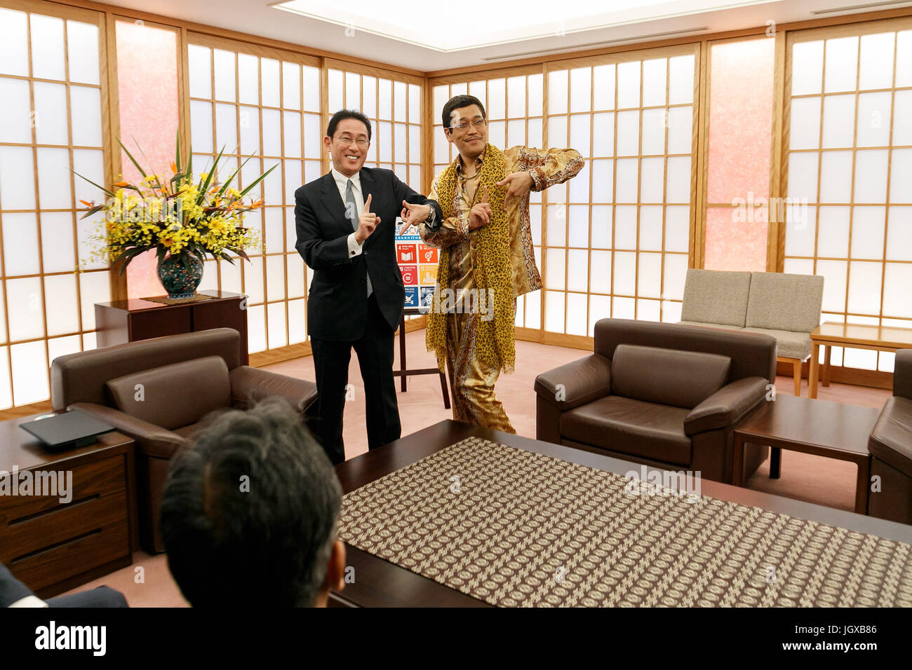 Tokio, Japan. 12. Juli 2017. (L, R) Japans Außenminister Fumio Kishida und Pikotaro posieren für die Kameras bei einem Treffen am Ministerium von Außenpolitik von Japan (MOFA) am 12. Juli 2017, Tokio, Japan. Komiker Pikotaro, der berühmt wurde weltweit im Jahr 2016 durch virale Lied '' Pen-Ananas-Apfel-Pen '', teamed oben mit das japanische Außenministerium, nachhaltige Entwicklungsziele der Vereinten Nationen in Japan zu fördern, indem Sie ändern die Texte der PPAP an '' öffentlich-Private Partnerschaft.'' Bildnachweis: Rodrigo Reyes Marin/AFLO/Alamy Live-Nachrichten Stockfoto Tokio, Japan. 12. Juli 2017. (L, R) Japans Außenminister Fumio Kishida und Pikotaro posieren für die Kameras bei einem Treffen am Ministerium von Außenpolitik von Japan (MOFA) am 12. Juli 2017, Tokio, Japan. Komiker Pikotaro, der berühmt wurde weltweit im Jahr 2016 durch virale Lied '' Pen-Ananas-Apfel-Pen '', teamed oben mit das japanische Außenministerium, nachhaltige Entwicklungsziele der Vereinten Nationen in Japan zu fördern, indem Sie ändern die Texte der PPAP an '' öffentlich-Private Partnerschaft.'' Bildnachweis: Rodrigo Reyes Marin/AFLO/Alamy Live-Nachrichten Stockfoto