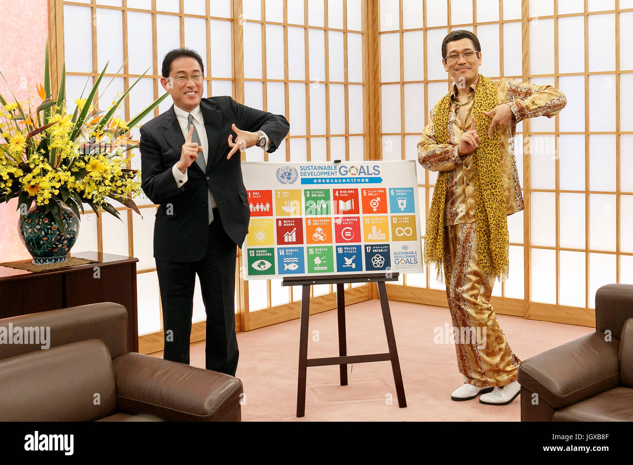 Tokio, Japan. 12. Juli 2017. (L, R) Japans Außenminister Fumio Kishida und Pikotaro posieren für die Kameras bei einem Treffen am Ministerium von Außenpolitik von Japan (MOFA) am 12. Juli 2017, Tokio, Japan. Komiker Pikotaro, der berühmt wurde weltweit im Jahr 2016 durch virale Lied '' Pen-Ananas-Apfel-Pen '', teamed oben mit das japanische Außenministerium, nachhaltige Entwicklungsziele der Vereinten Nationen in Japan zu fördern, indem Sie ändern die Texte der PPAP an '' öffentlich-Private Partnerschaft.'' Bildnachweis: Rodrigo Reyes Marin/AFLO/Alamy Live-Nachrichten Stockfoto Tokio, Japan. 12. Juli 2017. (L, R) Japans Außenminister Fumio Kishida und Pikotaro posieren für die Kameras bei einem Treffen am Ministerium von Außenpolitik von Japan (MOFA) am 12. Juli 2017, Tokio, Japan. Komiker Pikotaro, der berühmt wurde weltweit im Jahr 2016 durch virale Lied '' Pen-Ananas-Apfel-Pen '', teamed oben mit das japanische Außenministerium, nachhaltige Entwicklungsziele der Vereinten Nationen in Japan zu fördern, indem Sie ändern die Texte der PPAP an '' öffentlich-Private Partnerschaft.'' Bildnachweis: Rodrigo Reyes Marin/AFLO/Alamy Live-Nachrichten Stockfoto