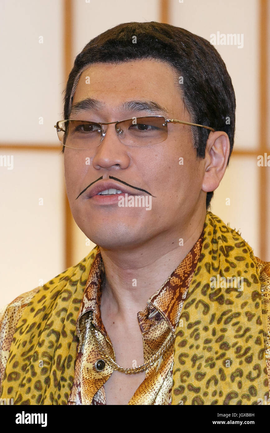 Tokio, Japan. 12. Juli 2017. Pikotaro besucht ein Treffen an der Ministerium der auswärtige Angelegenheiten von Japan (MOFA) am 12. Juli 2017, Tokio, Japan. Komiker Pikotaro, der berühmt wurde weltweit im Jahr 2016 durch virale Lied '' Pen-Ananas-Apfel-Pen '', teamed oben mit das japanische Außenministerium, nachhaltige Entwicklungsziele der Vereinten Nationen in Japan zu fördern, indem Sie ändern die Texte der PPAP an '' öffentlich-Private Partnerschaft.'' Bildnachweis: Rodrigo Reyes Marin/AFLO/Alamy Live-Nachrichten Stockfoto Tokio, Japan. 12. Juli 2017. Pikotaro besucht ein Treffen an der Ministerium der auswärtige Angelegenheiten von Japan (MOFA) am 12. Juli 2017, Tokio, Japan. Komiker Pikotaro, der berühmt wurde weltweit im Jahr 2016 durch virale Lied '' Pen-Ananas-Apfel-Pen '', teamed oben mit das japanische Außenministerium, nachhaltige Entwicklungsziele der Vereinten Nationen in Japan zu fördern, indem Sie ändern die Texte der PPAP an '' öffentlich-Private Partnerschaft.'' Bildnachweis: Rodrigo Reyes Marin/AFLO/Alamy Live-Nachrichten Stockfoto