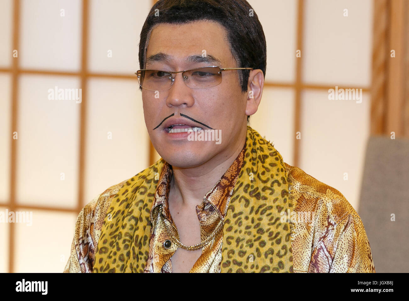 Tokio, Japan. 12. Juli 2017. Pikotaro besucht ein Treffen an der Ministerium der auswärtige Angelegenheiten von Japan (MOFA) am 12. Juli 2017, Tokio, Japan. Komiker Pikotaro, der berühmt wurde weltweit im Jahr 2016 durch virale Lied '' Pen-Ananas-Apfel-Pen '', teamed oben mit das japanische Außenministerium, nachhaltige Entwicklungsziele der Vereinten Nationen in Japan zu fördern, indem Sie ändern die Texte der PPAP an '' öffentlich-Private Partnerschaft.'' Bildnachweis: Rodrigo Reyes Marin/AFLO/Alamy Live-Nachrichten Stockfoto Tokio, Japan. 12. Juli 2017. Pikotaro besucht ein Treffen an der Ministerium der auswärtige Angelegenheiten von Japan (MOFA) am 12. Juli 2017, Tokio, Japan. Komiker Pikotaro, der berühmt wurde weltweit im Jahr 2016 durch virale Lied '' Pen-Ananas-Apfel-Pen '', teamed oben mit das japanische Außenministerium, nachhaltige Entwicklungsziele der Vereinten Nationen in Japan zu fördern, indem Sie ändern die Texte der PPAP an '' öffentlich-Private Partnerschaft.'' Bildnachweis: Rodrigo Reyes Marin/AFLO/Alamy Live-Nachrichten Stockfoto