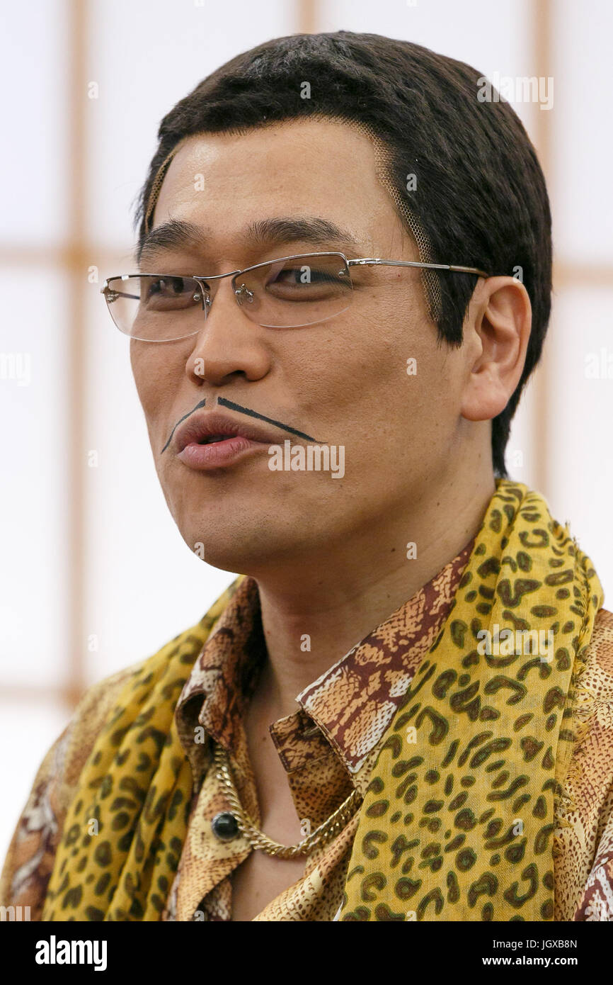 Tokio, Japan. 12. Juli 2017. Pikotaro besucht ein Treffen an der Ministerium der auswärtige Angelegenheiten von Japan (MOFA) am 12. Juli 2017, Tokio, Japan. Komiker Pikotaro, der berühmt wurde weltweit im Jahr 2016 durch virale Lied '' Pen-Ananas-Apfel-Pen '', teamed oben mit das japanische Außenministerium, nachhaltige Entwicklungsziele der Vereinten Nationen in Japan zu fördern, indem Sie ändern die Texte der PPAP an '' öffentlich-Private Partnerschaft.'' Bildnachweis: Rodrigo Reyes Marin/AFLO/Alamy Live-Nachrichten Stockfoto Tokio, Japan. 12. Juli 2017. Pikotaro besucht ein Treffen an der Ministerium der auswärtige Angelegenheiten von Japan (MOFA) am 12. Juli 2017, Tokio, Japan. Komiker Pikotaro, der berühmt wurde weltweit im Jahr 2016 durch virale Lied '' Pen-Ananas-Apfel-Pen '', teamed oben mit das japanische Außenministerium, nachhaltige Entwicklungsziele der Vereinten Nationen in Japan zu fördern, indem Sie ändern die Texte der PPAP an '' öffentlich-Private Partnerschaft.'' Bildnachweis: Rodrigo Reyes Marin/AFLO/Alamy Live-Nachrichten Stockfoto