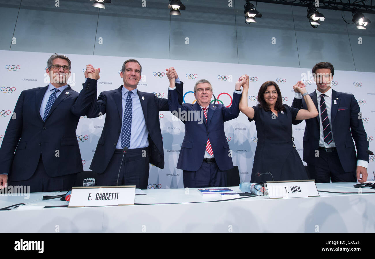 Lausanne, Schweiz. 11. Juli 2017. Los Angeles 2024 Vorsitzender Casey Wasserman, Los Angeles Bürgermeister Eric Garcetti, Internationale Olympische Komitee (IOC) Präsident Thomas Bach, Paris Bürgermeister Anne Hidalgo und Ko-Präsidentin von Paris 2024 Tony Estanguet (von L bis R) posieren für ein Foto nach der 130. außerordentliche IOC-Session in Lausanne, Schweiz, 11. Juli 2017. Das Internationale Olympische Komitee (IOC) am Dienstag stimmten einstimmig für die Vergabe der Olympischen Spiele 2024 und 2028 bei der gleichen Gelegenheit. Bildnachweis: Xu Jinquan/Xinhua/Alamy Live-Nachrichten Stockfoto