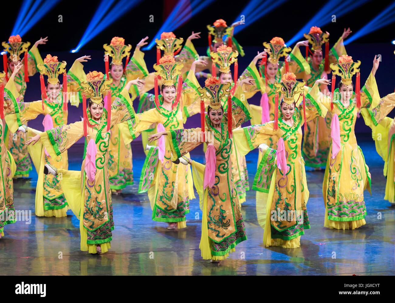 Hohhot, China autonomen Region Innere Mongolei. 11. Juli 2017. Troupers führen ein Volkstanzes Manchu Volksgruppe bei der Abschlussfeier einer national Folk Dance Performance Veranstaltung in Hohhot, Hauptstadt von Nord-China autonomen Region Innere Mongolei, 11. Juli 2017. Verschiedene Volkstänze von mehr als 20 ethnische Gruppen wurden während der Leistung der viertägigen Veranstaltung inszeniert. Bildnachweis: Ding Genhou/Xinhua/Alamy Live-Nachrichten Stockfoto