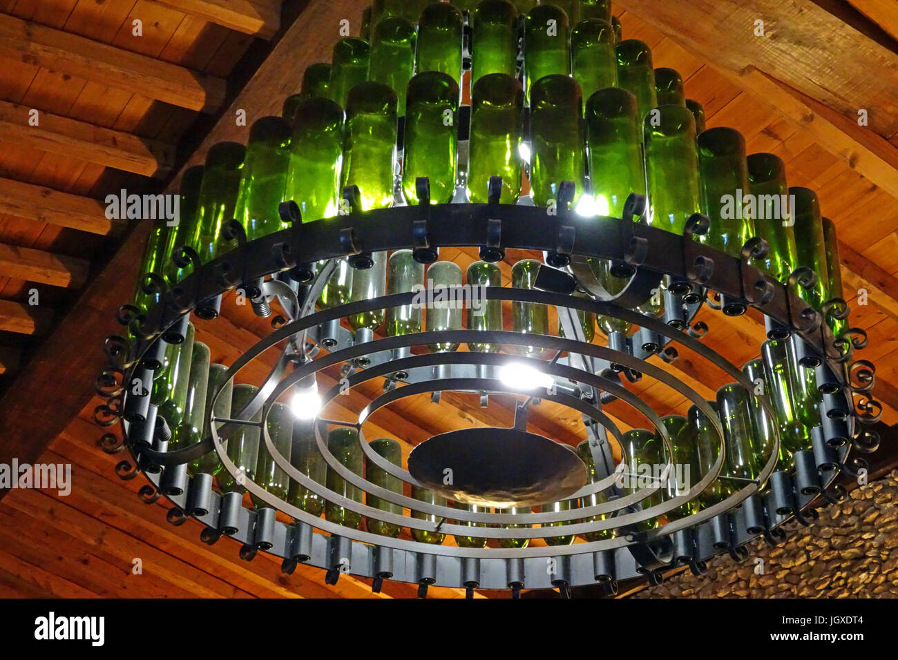 Kronleuchter aus Weinflaschen in der Bodega Rubicon, Weinproben und  Weinverkauf, La Geria, Lanzarote, Kanarische Inseln, Europa | Kronleuchter  aus w Stockfotografie - Alamy