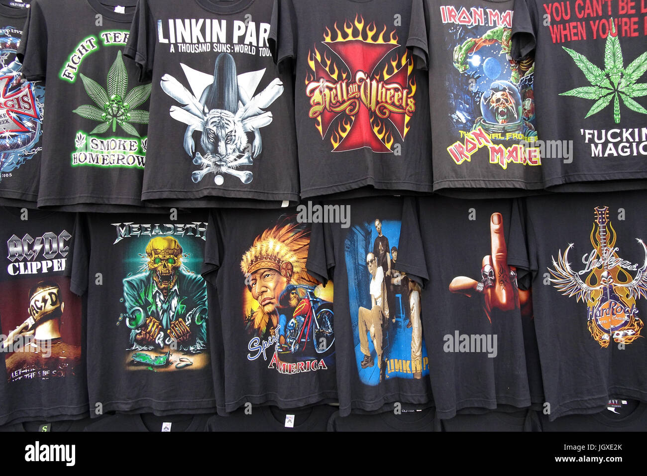 Marktstand mit schwarzen T-Shirts, heavy metal Motiv, woechentlicher Sonntagsmarkt in Teguise, Lanzarote, Kanarische Inseln, Europa | Markt wi Abschaltdruck Stockfoto