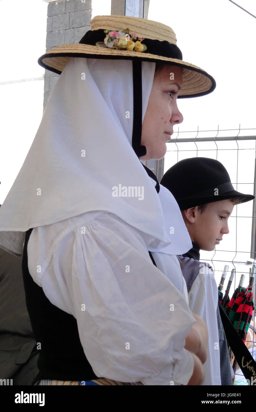 Frauen und in traditionell kanarischer Kleidung mit dem Woechentlichen Sonntagsmarkt in Teguise, Lanzarote, Kanarische Inseln, Europa | Frau Stockfoto