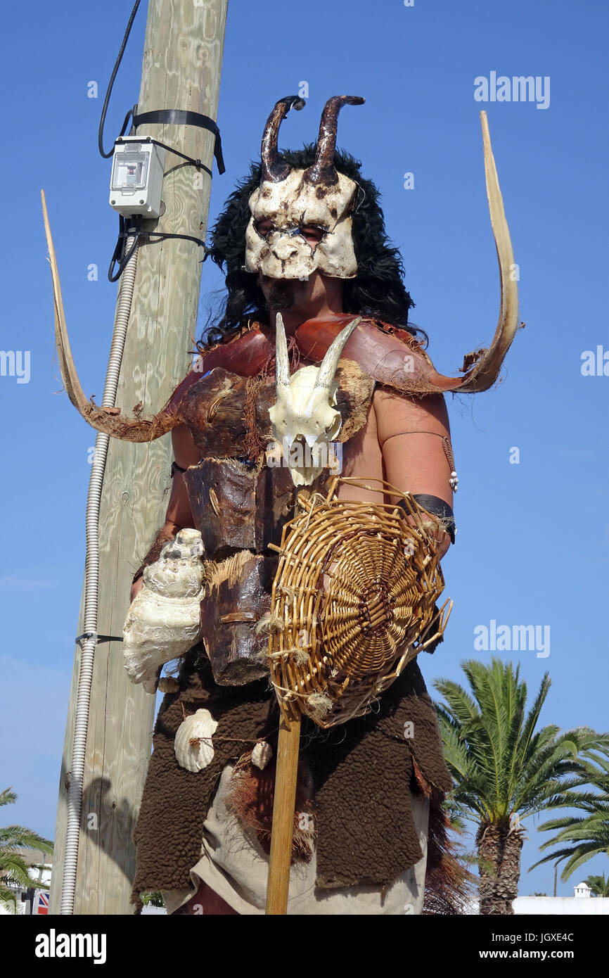 Als Ureinwohner verkleideter strassenkuenstleri mit dem Woechentlichen Sonntagsmarkt in Teguise, Lanzarote, Kanarische Inseln, Europa | Street durchführen Stockfoto
