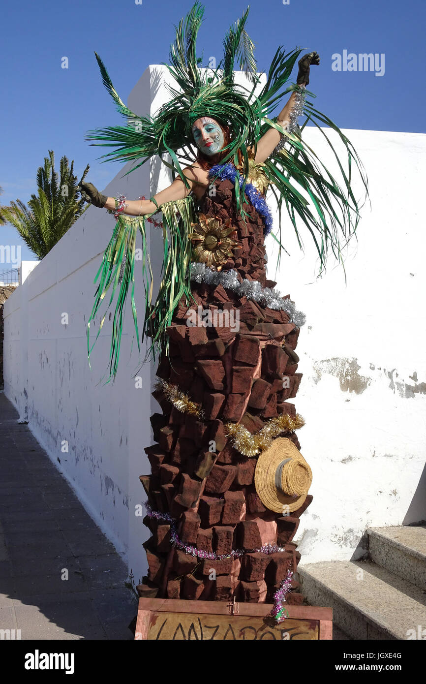 Verkleidete strassenkuenstlerin mit dem Woechentlichen Sonntagsmarkt in Teguise, Lanzarote, Kanarische Inseln, Europa | street artist, Frau mit volc Stockfoto