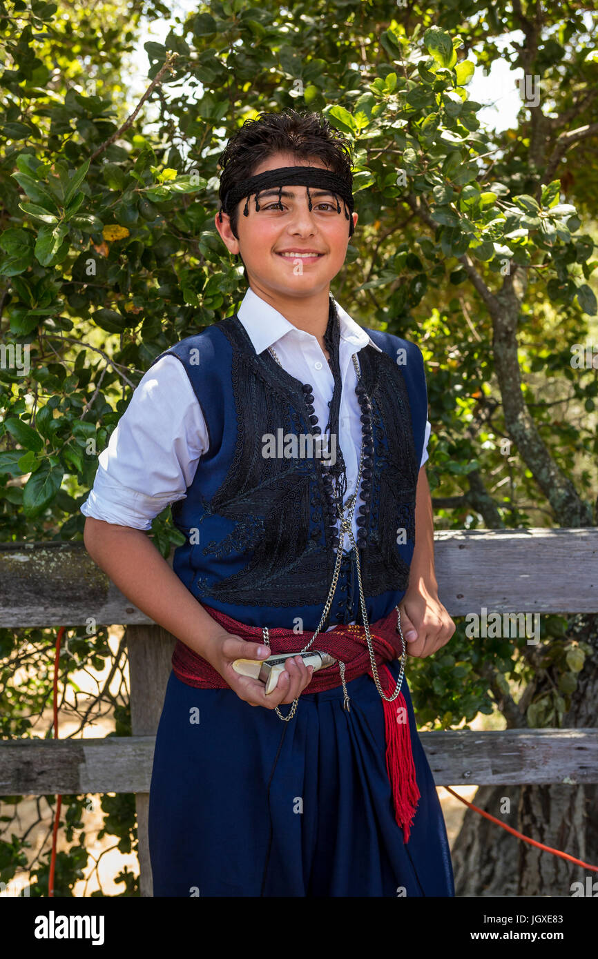 1, 1, griechisch-amerikanischen jungen, Porträt, griechische Folklore Tänzerin, Tracht, Marin griechische Festival, Stadt Novato, Marin County, Kalifornien Stockfoto