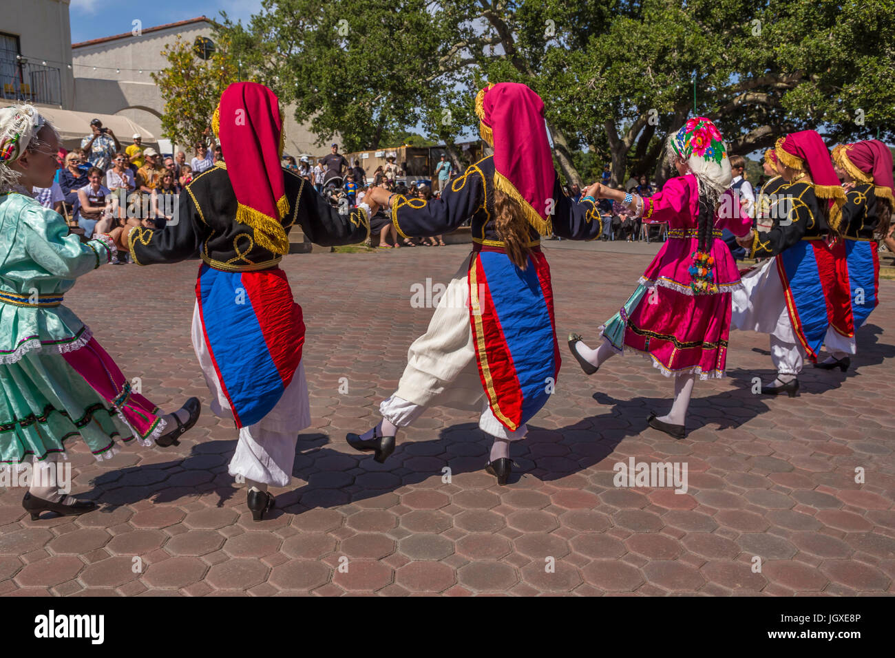 Griechisch-amerikanischen Mädchen, griechische Volkstänzer tanzen, griechischer Tanz, Marin griechische Festival, Stadt Novato, Marin County, Kalifornien Stockfoto